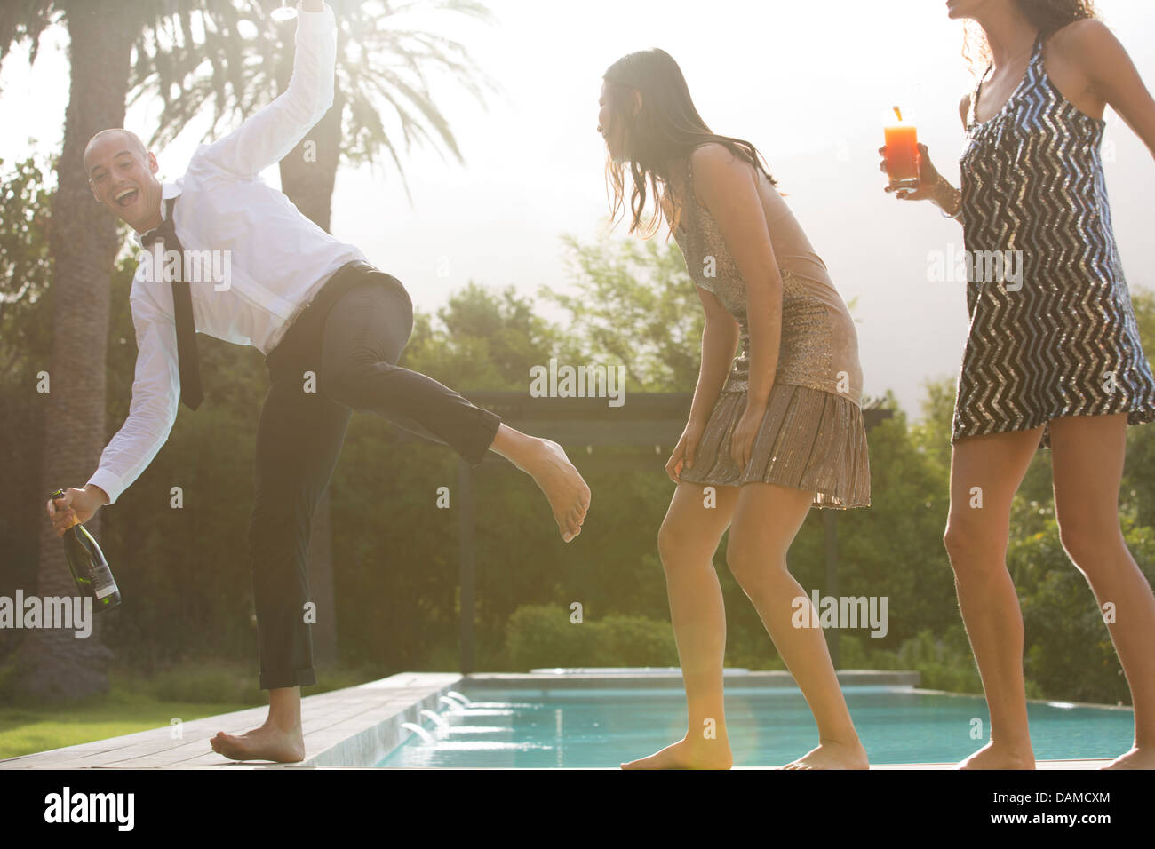 Amis, pour avoir des boissons près de la piscine Banque D'Images