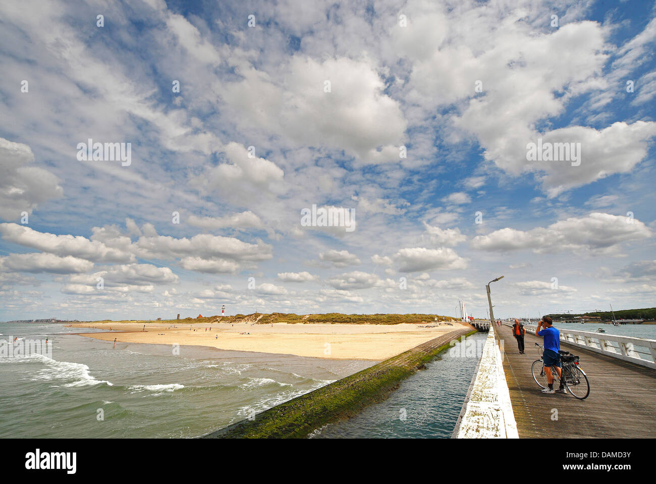 Vue de la jetée à la côte de la mer du Nord, Belgique Banque D'Images