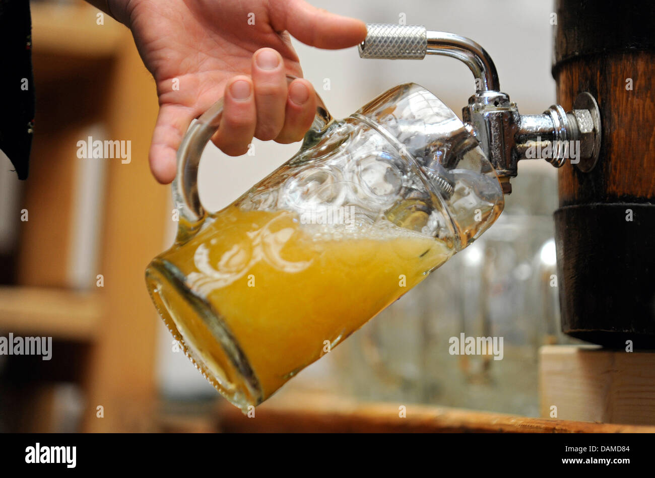Fichier - Un fichier photo, datée du 21 septembre 2010, montre un homme, l'élaboration d'une bière dans une tente à l'Oktoberfest de Munich, Allemagne. Ans ce prix pour une masse de la bière ne dépasse pas 9 Euro pour la première fois. Les visiteurs auront à payer entre 8,70 et 9,20 euro pour une masse de la bière, la ville Munich dit. L'année dernière, le prix le plus élevé a été 8,90 Euro. Photo : Andreas Gebert Banque D'Images