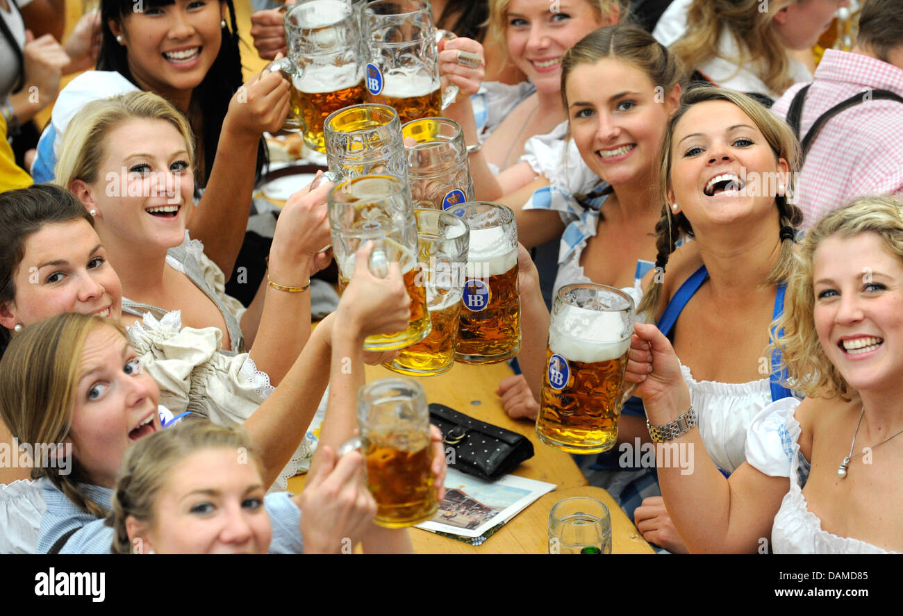 Fichier - Un fichier photo, datée du 18 septembre 2010, montre une femme, boire de la bière dans une tente à l'Oktoberfest de Munich, Allemagne. Ans ce prix pour une masse de la bière ne dépasse pas 9 Euro pour la première fois. Les visiteurs auront à payer entre 8,70 et 9,20 euro pour une masse de la bière, la ville Munich dit. L'année dernière, le prix le plus élevé a été 8,90 Euro. Photo : Andreas Gebert Banque D'Images