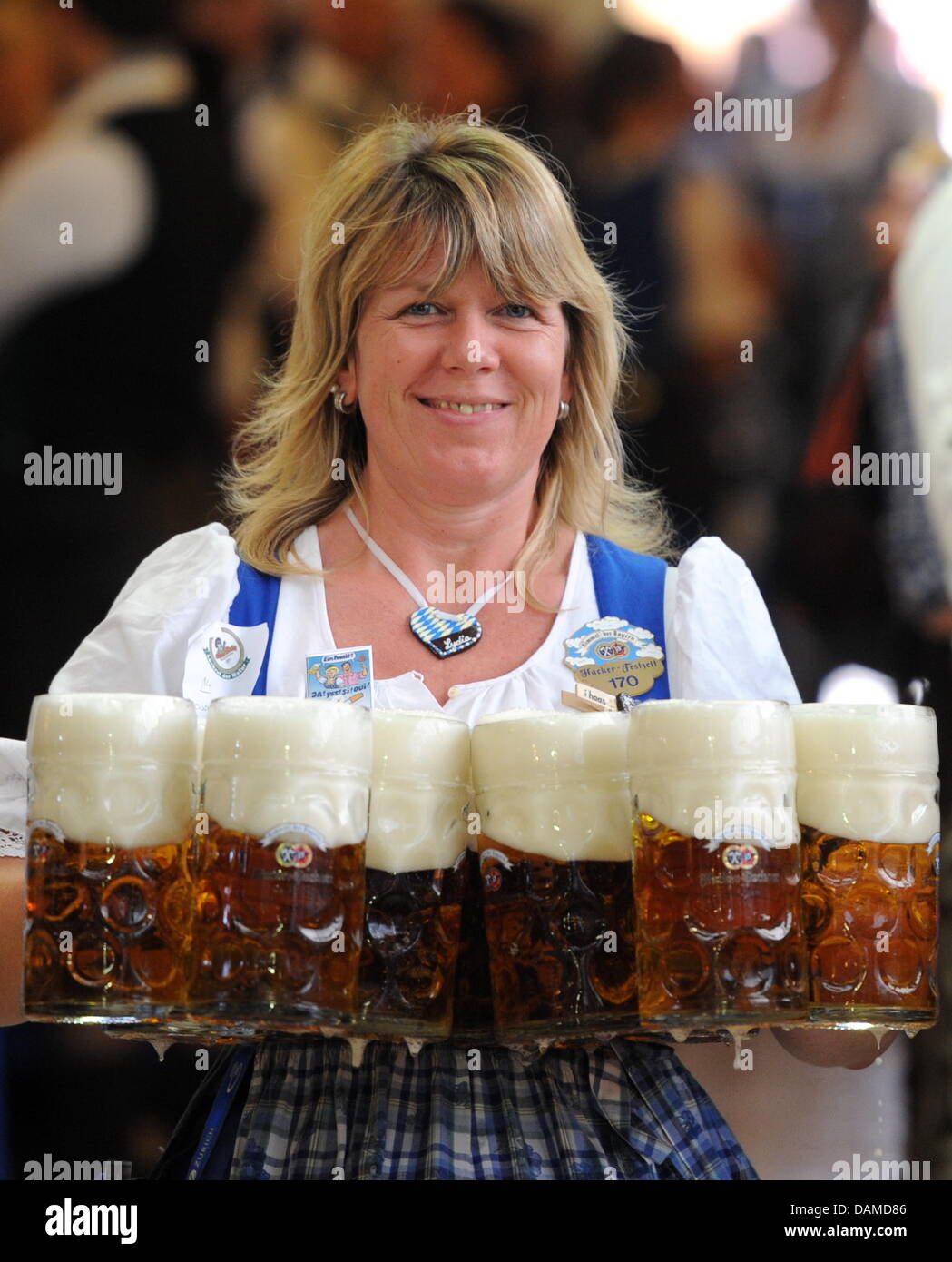 Fichier - Un fichier photo, datée du 18 septembre 2010, montre une femme, exerçant son activité sous verres dans le pirate tente du festival à l'Oktoberfest de Munich, Allemagne. Ans ce prix pour une masse de la bière ne dépasse pas 9 Euro pour la première fois. Les visiteurs auront à payer entre 8,70 et 9,20 euro pour une masse de la bière, la ville Munich dit. L'année dernière, le prix le plus élevé a été 8,90 Euro. Photo : Tobias Banque D'Images