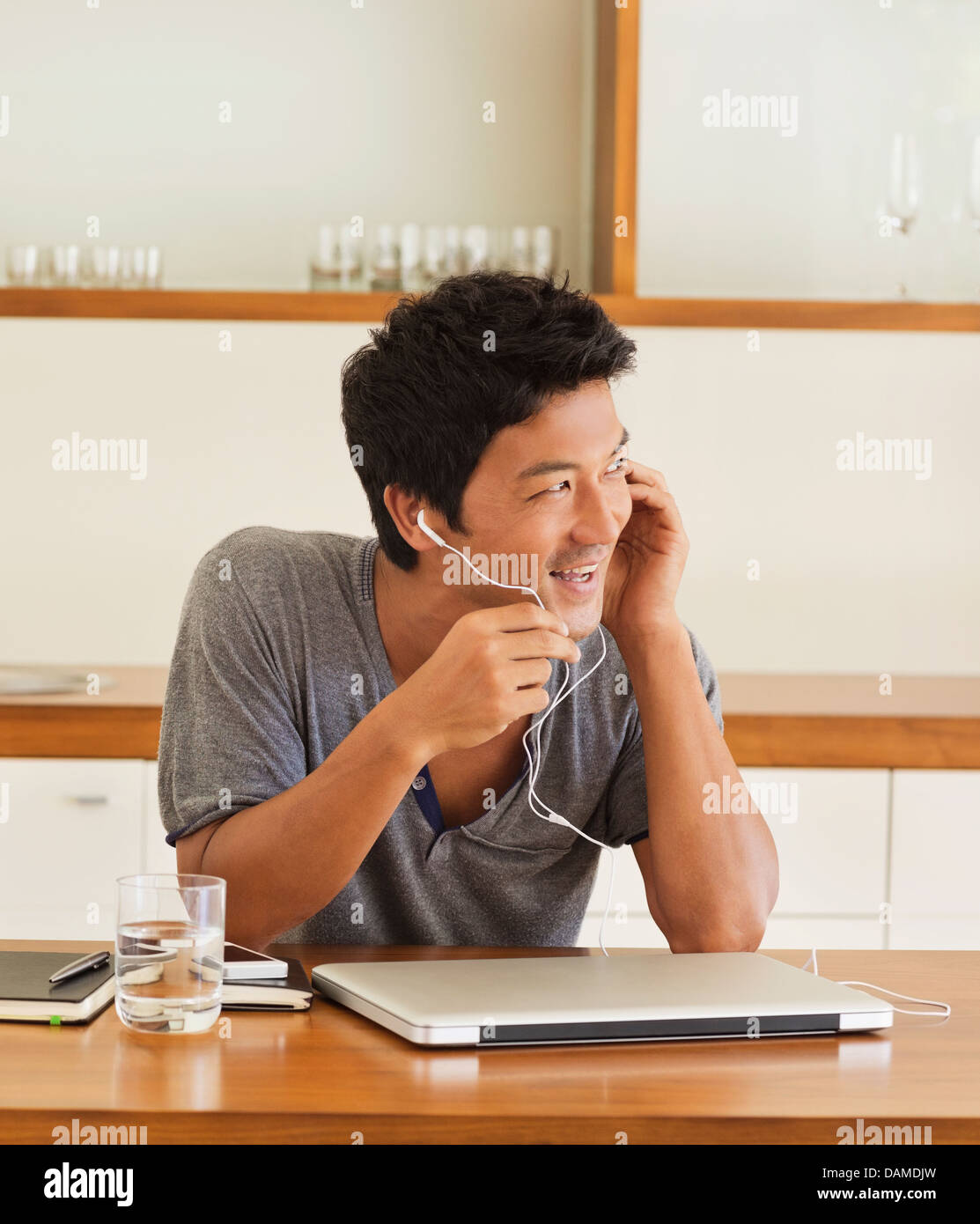 Man wearing headset at table Banque D'Images