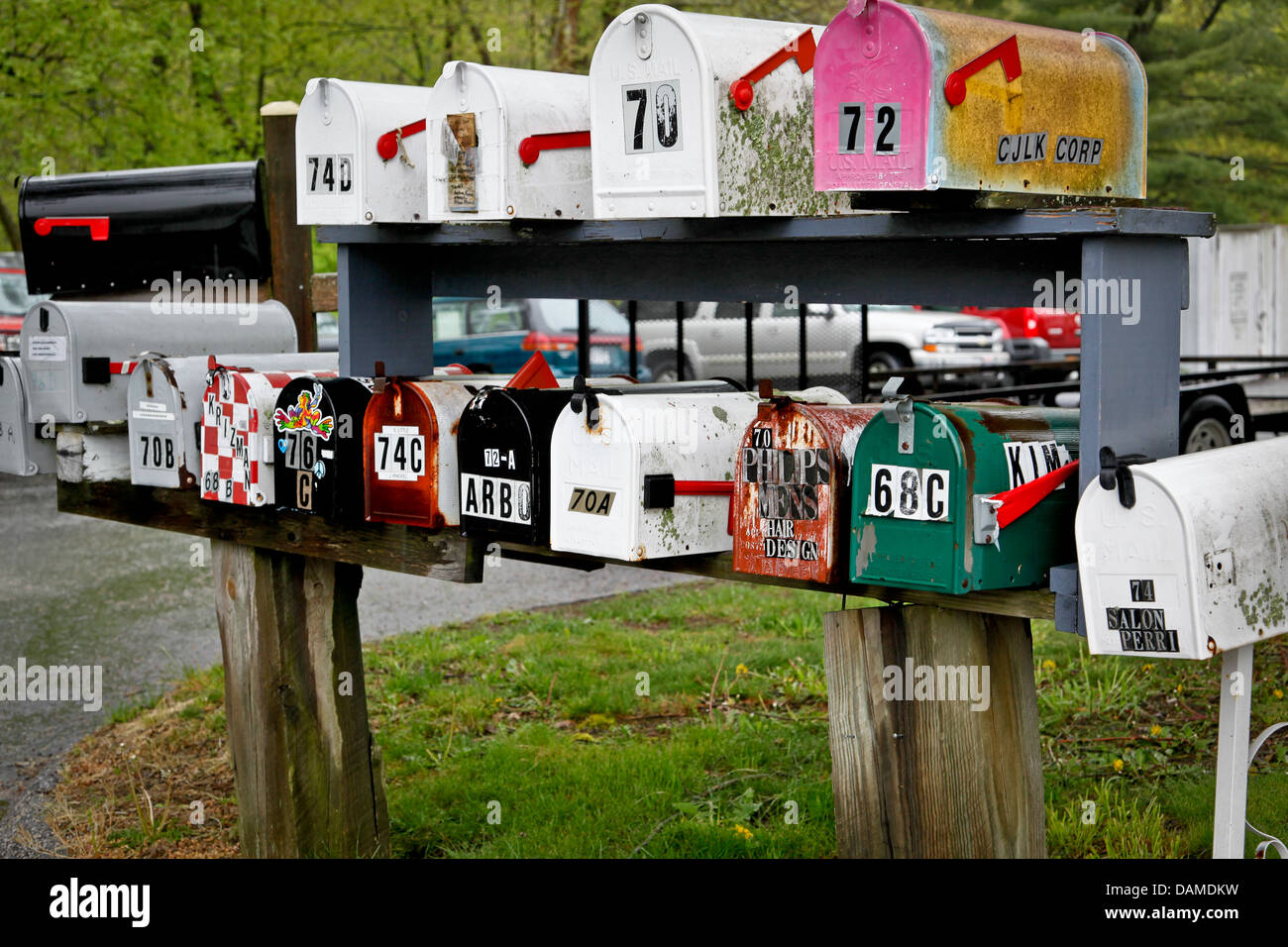 Colorés, colorés US Mail boîtes avec les noms d'peint sur Banque D'Images