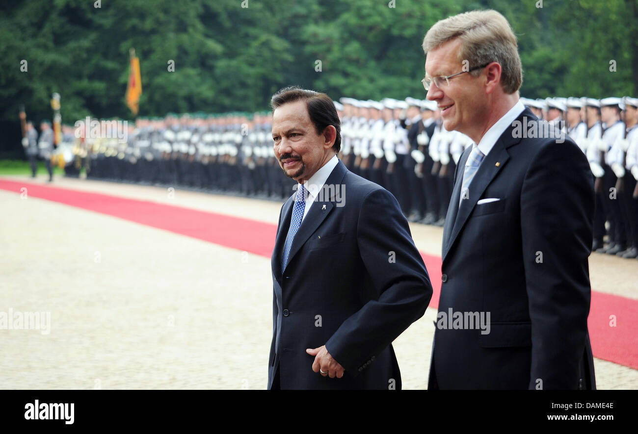 Le président fédéral allemand Christian Wulff (r) et le Sultan de Brunei, Haji Hassanal Bolkiah, passer devant la garde d'honneur au château de Bellevue à Berlin, Allemagne, le 8 juin 2011. Le sultan en ce moment visites Berlin pour des consultations politiques. Photo : Hannibal Banque D'Images