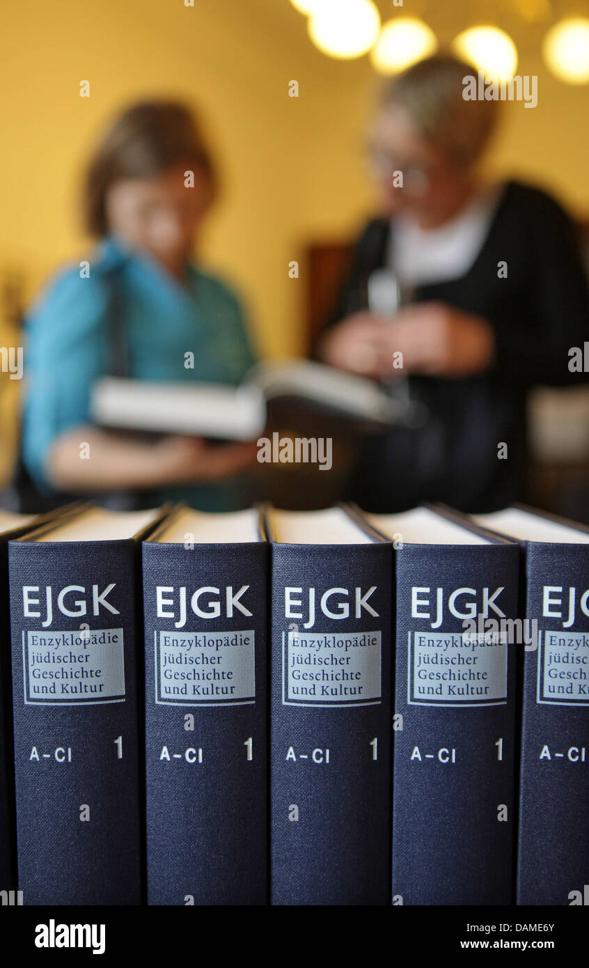 Deux femmes passent par un volume f l'encyclopédie de l'histoire juive et de la Culture à Leipzig, Allemagne, le 8 juin 2011. Toi encyclopédie a été publiée par l'Académie des Sciences de Leipzig le jour même. Ober 500 scientifiques internationaux a travaillé sur l'Encyclopédie canadienne volume 7. Il fait partie du programme scientifique européen 'traditions' à l'Académie saxonne. Le premier volume a 600 pages. Pho Banque D'Images