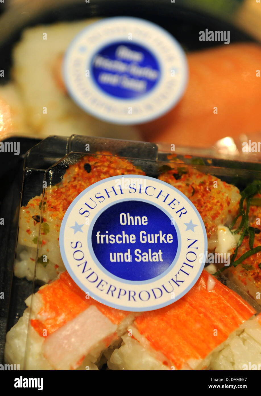 Un autocollant indiquant l'absence de salade de concombre und est présenté sur une boîte remplie de sushis dans un supermarché à Hambourg, Allemagne, 09 juin 2011. Les infections à EHEC a causé la peur et la méfiance à l'égard de l'Allemagne. Photo : Christian Charisius Banque D'Images
