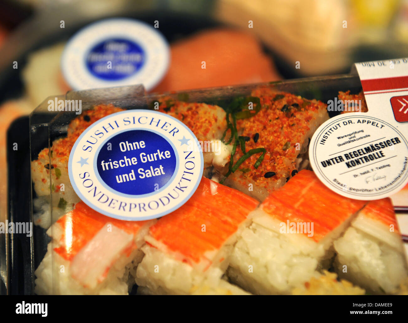 Un autocollant indiquant l'absence de salade de concombre und est présenté sur une boîte remplie de sushis dans un supermarché à Hambourg, Allemagne, 09 juin 2011. Les infections à EHEC a causé la peur et la méfiance à l'égard de l'Allemagne. Photo : Christian Charisius Banque D'Images