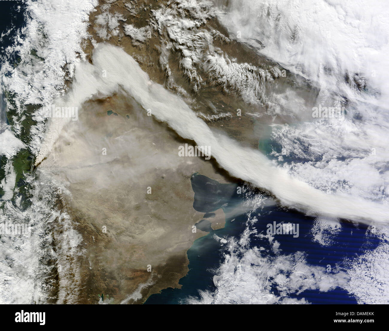 La photo datée du 06 juin 2011 par l'instrument MODIS DE LA NASA sur la 'Terra' satellite d'observation de la Terre présente un énorme nuage de cendres à une hauteur de 12 kilomètres en mouvement sur le Chili, l'Argentine et l'océan Atlantique. En raison de la cendre volcanique, la circulation aérienne dans de grandes parties de l'Amérique du Sud sont au point mort et les aéroports de Buenos Aires, à 1 600 kilomètres au nord de l'éruption, ont été fermées Banque D'Images