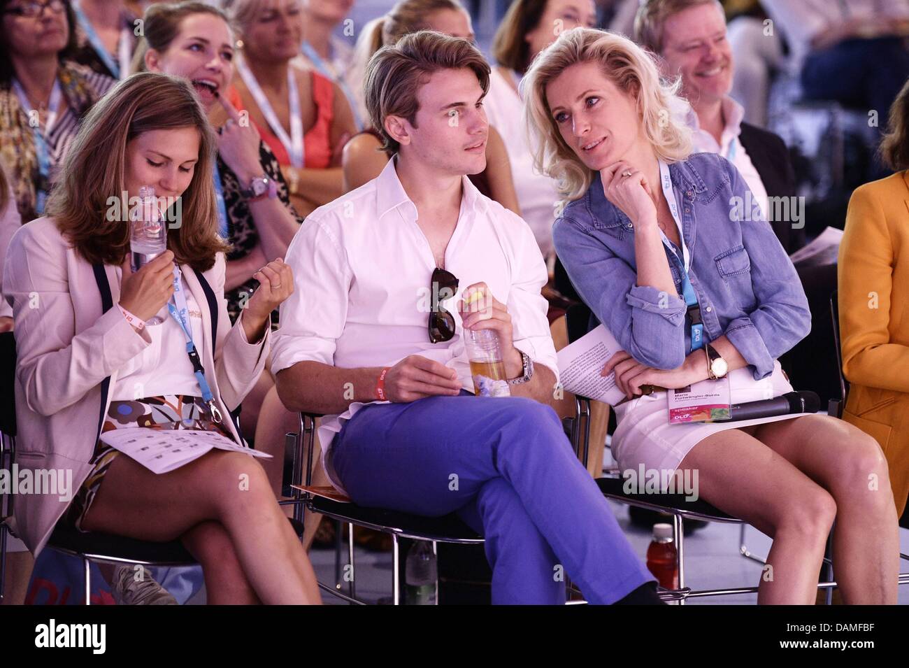 Munich, Allemagne. 16 juillet, 2013. Maria Furtwaengler-Burda (à droite) avec ses enfants Jacob et Elisabeth au cours de la vie numérique Design (DLD) Conférence qui aura lieu à la Manufacture de Porcelaine de Nymphenburg le 15-16 juillet 2013 à Munich, Allemagne. DLDwomen est une conférence internationale et de la culture qui relie les nouveaux médias, les entreprises et les leaders sociaux, les personnalités influentes et les investisseurs pour conversation croisé et d'inspiration. (Photo : photo alliance / Robert Schlesinger) Crédit photo : dpa alliance/Alamy Live News Banque D'Images