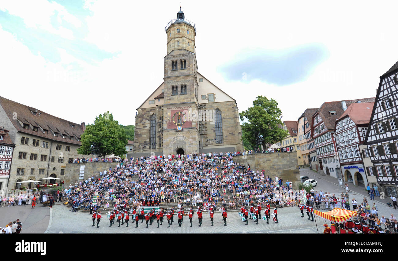 Les foules se sont rassemblées sur la place du marché historique et suivez le programme traditionnel durant la salter festival à Schwaebisch Hall, Allemagne, 12 juin 2011. L'événement prend normalement lieu chaque année autour de la Pentecôte. Photo : Franziska Kraufmann Banque D'Images