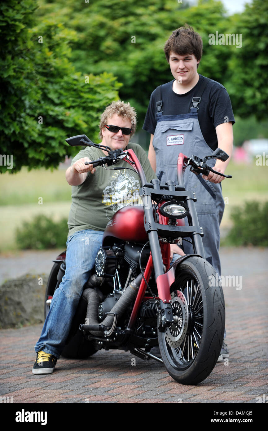 Fred Kodlin, fabricant et affineur de motocyclettes Harley Davidson, est  assis sur une Harley Davidson Dyna Street Bob à côté de son fils Len dans  Fritzlar, Allemagne, le 31 mai 2011. Kodlin