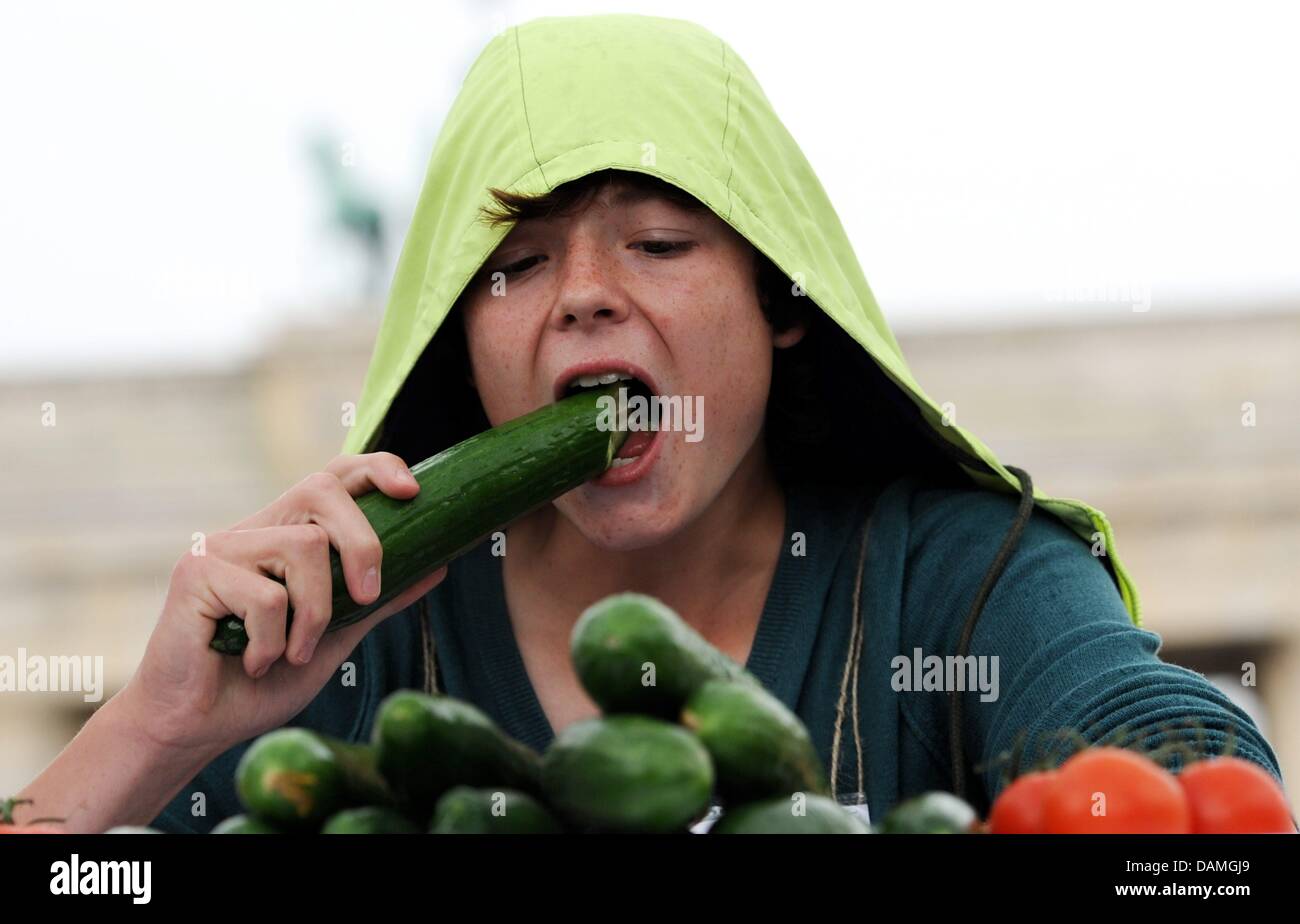 Lewin Grabo, un participant d'un concours de manger de concombre, mordre dans les concombres en face de la porte de Brandebourg, Allemagne, 14 juin 2011. La célèbre association végétarienne de concombres qui ont été écarté comme cause de l'épidémie d'ECEH avec le concours du public. Photo : Maurizio Gambarini Banque D'Images