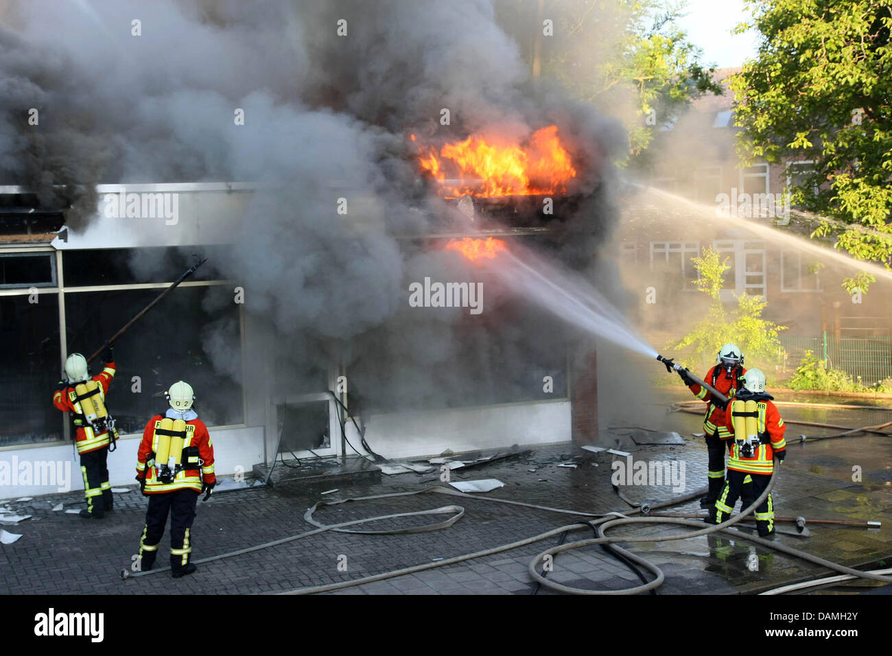 Les pompiers éteindre un feu dans deux bâtiments en feu tôt le matin sur l'île de Fehmarn à Burg, Allemagne, 05 juin 2011. L'incendie, qui a causé près de 350 000 euros de dommages, incendié une brocante hall et un rideau store et d'incendie criminel n'a pas été exclu. Photo : Thomas Nyfeler Banque D'Images