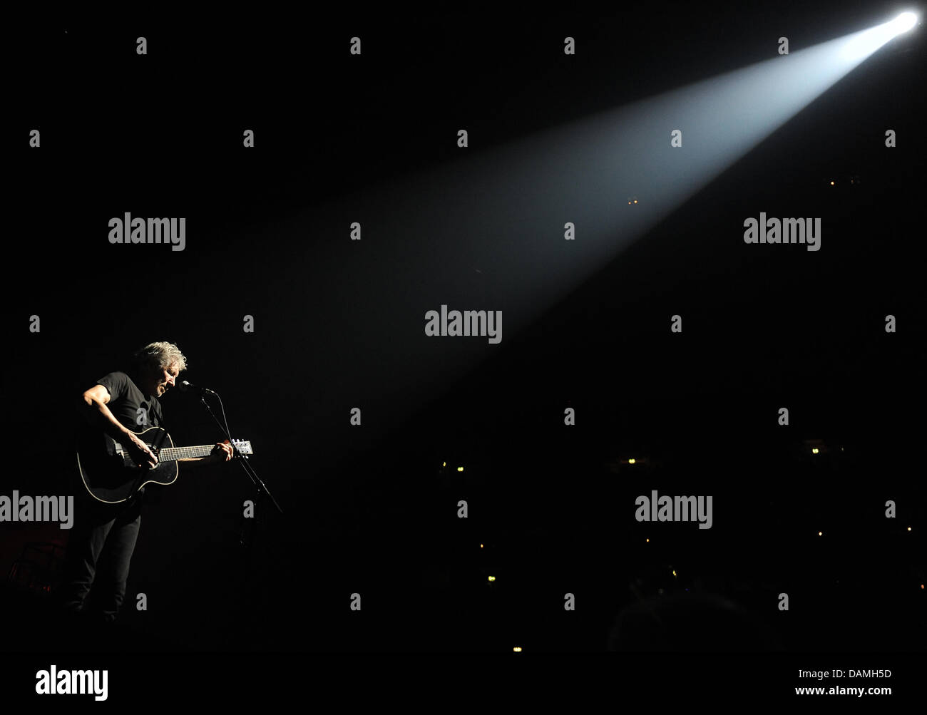 Chanteur, bassiste et membre fondateur du groupe Pink Floyd, Roger Waters (L), joue sur la scène à l'O2 World à Berlin, Allemagne, 15 juin 2011. Depuis 1990, la chanteuse présente le spectacle "Le Mur" la première fois en pleine longueur à nouveau. Photo : Britta Pedersen Banque D'Images