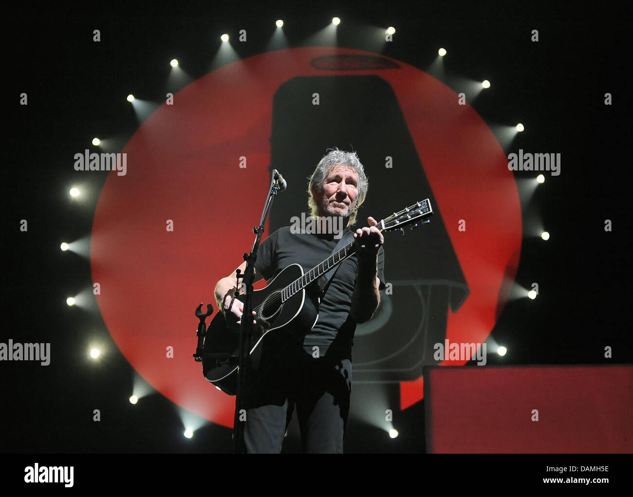 Chanteur, bassiste et membre fondateur du groupe Pink Floyd, Roger Waters (L), joue sur la scène à l'O2 World à Berlin, Allemagne, 15 juin 2011. Depuis 1990, la chanteuse présente le spectacle "Le Mur" la première fois en pleine longueur à nouveau. Photo : Britta Pedersen Banque D'Images