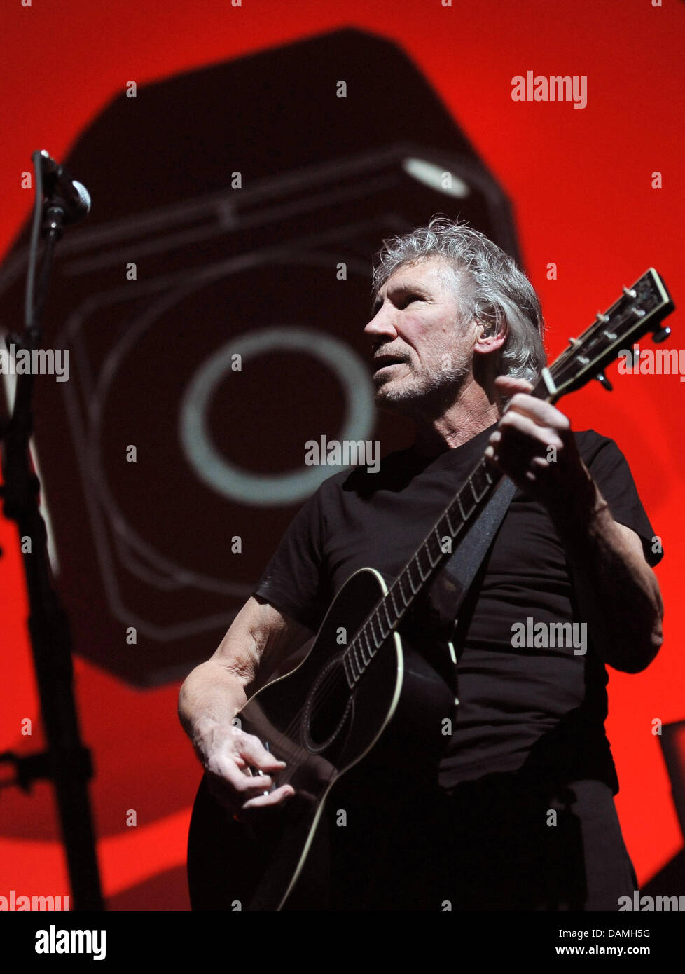 Chanteur, bassiste et membre fondateur du groupe Pink Floyd, Roger Waters (L), joue sur la scène à l'O2 World à Berlin, Allemagne, 15 juin 2011. Depuis 1990, la chanteuse présente le spectacle "Le Mur" la première fois en pleine longueur à nouveau. Photo : Britta Pedersen Banque D'Images