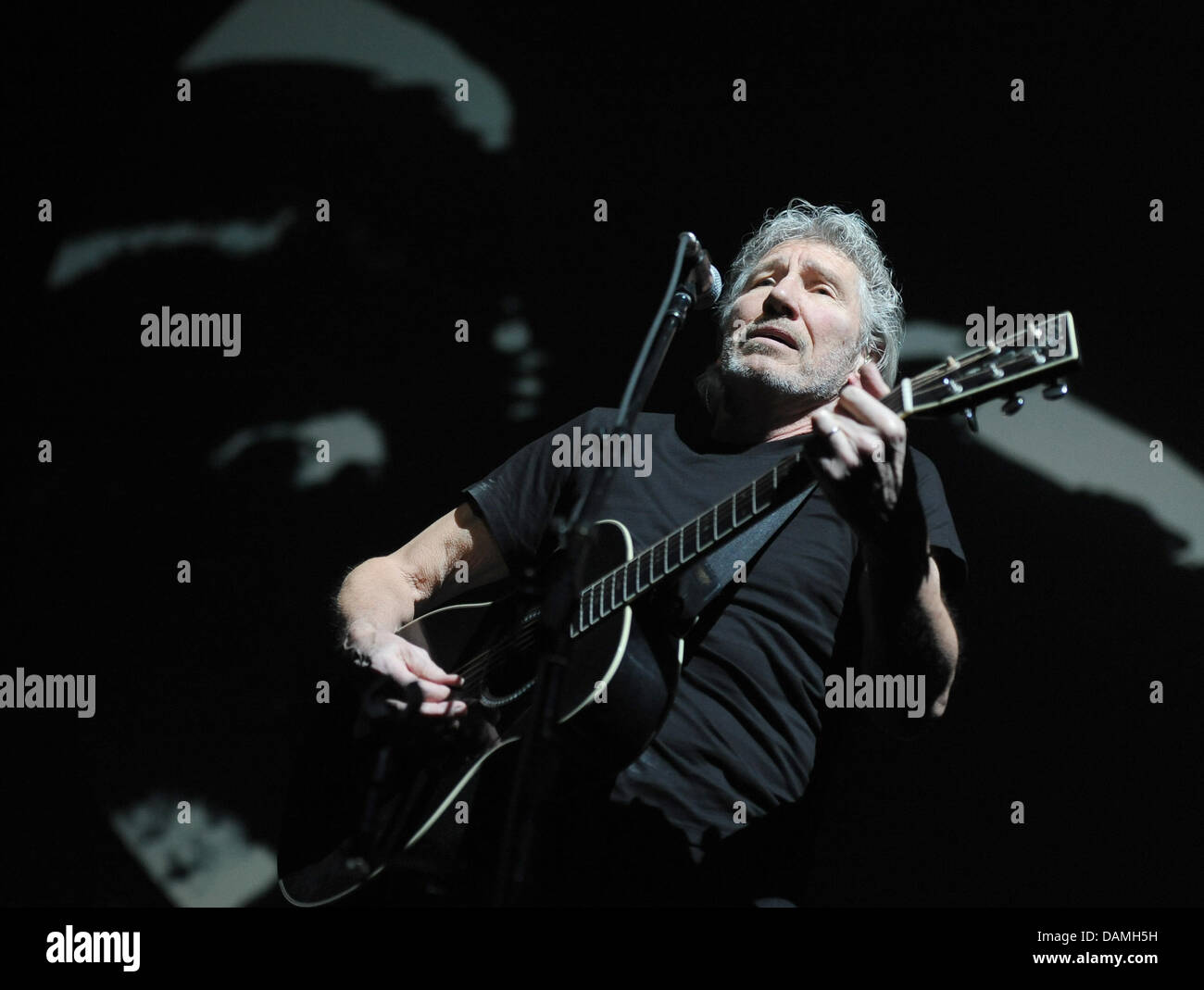 Chanteur, bassiste et membre fondateur du groupe Pink Floyd, Roger Waters (L), joue sur la scène à l'O2 World à Berlin, Allemagne, 15 juin 2011. Depuis 1990, la chanteuse présente le spectacle "Le Mur" la première fois en pleine longueur à nouveau. Photo : Britta Pedersen Banque D'Images