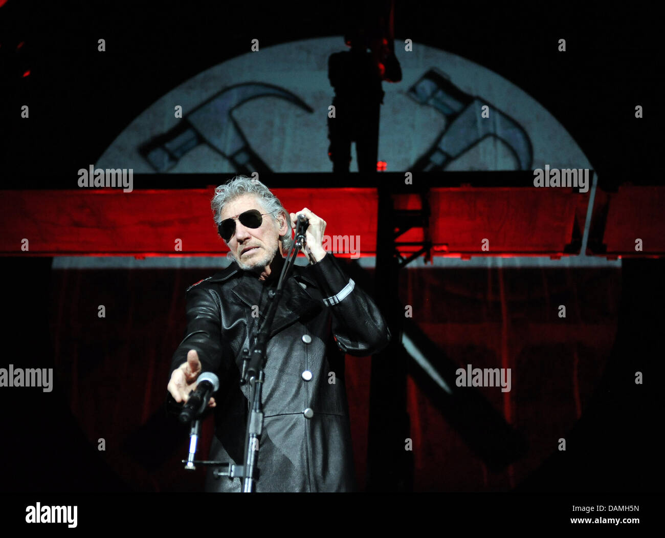 Chanteur, bassiste et membre fondateur du groupe Pink Floyd, Roger Waters (L), joue sur la scène à l'O2 World à Berlin, Allemagne, 15 juin 2011. Depuis 1990, la chanteuse présente le spectacle "Le Mur" la première fois en pleine longueur à nouveau. Photo : Britta Pedersen Banque D'Images