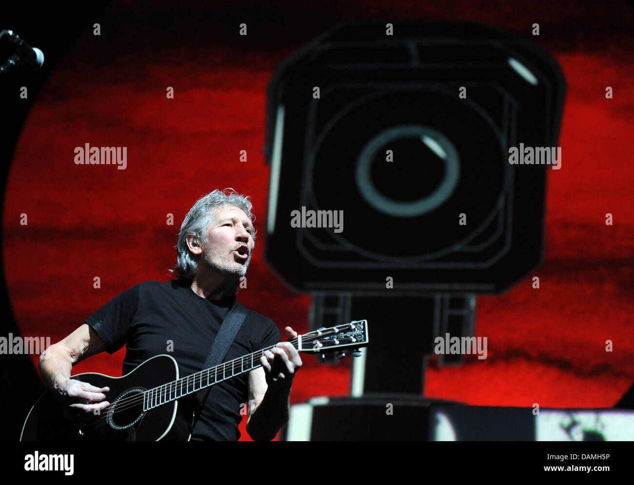 Chanteur, bassiste et membre fondateur du groupe Pink Floyd, Roger Waters (L), joue sur la scène à l'O2 World à Berlin, Allemagne, 15 juin 2011. Depuis 1990, la chanteuse présente le spectacle "Le Mur" la première fois en pleine longueur à nouveau. Photo : Britta Pedersen Banque D'Images