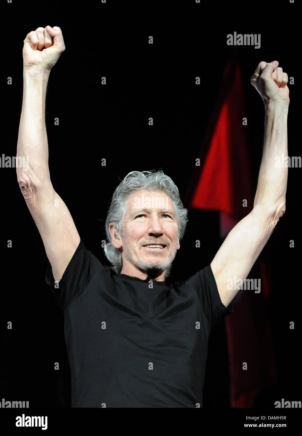 Chanteur, bassiste et membre fondateur du groupe Pink Floyd, Roger Waters (L), joue sur la scène à l'O2 World à Berlin, Allemagne, 15 juin 2011. Depuis 1990, la chanteuse présente le spectacle "Le Mur" la première fois en pleine longueur à nouveau. Photo : Britta Pedersen Banque D'Images