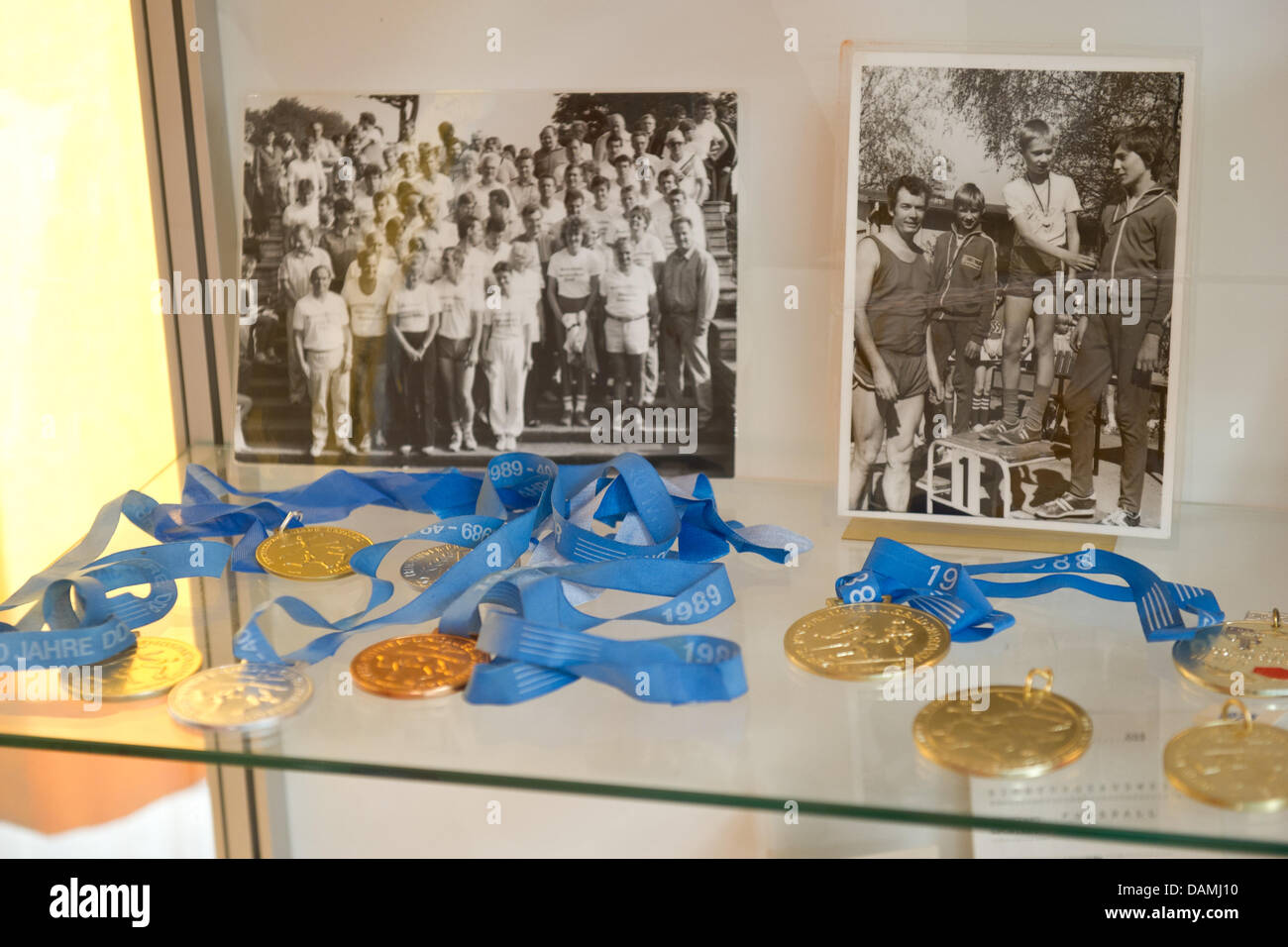 Les médailles et les photos sont mis en place à l'intérieur de la "Maison du Sport' ('Haus des Sports') à Berlin, Allemagne, 17 juin 2011. Le musée du sport avec plus de 5 000 morceaux montre entre autres une chaussure de patinage artistique des 20s et Jan Ullrich, maillot jaune. Photo : Tobias Kleinschmidt Banque D'Images
