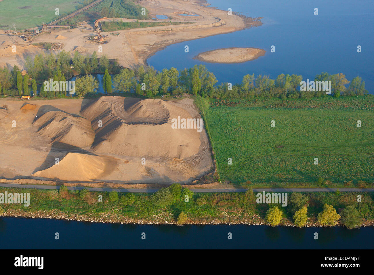 Vue aérienne de bac à sable à Grensmaas river bank , Belgique, Limbourg, Meersburg Banque D'Images