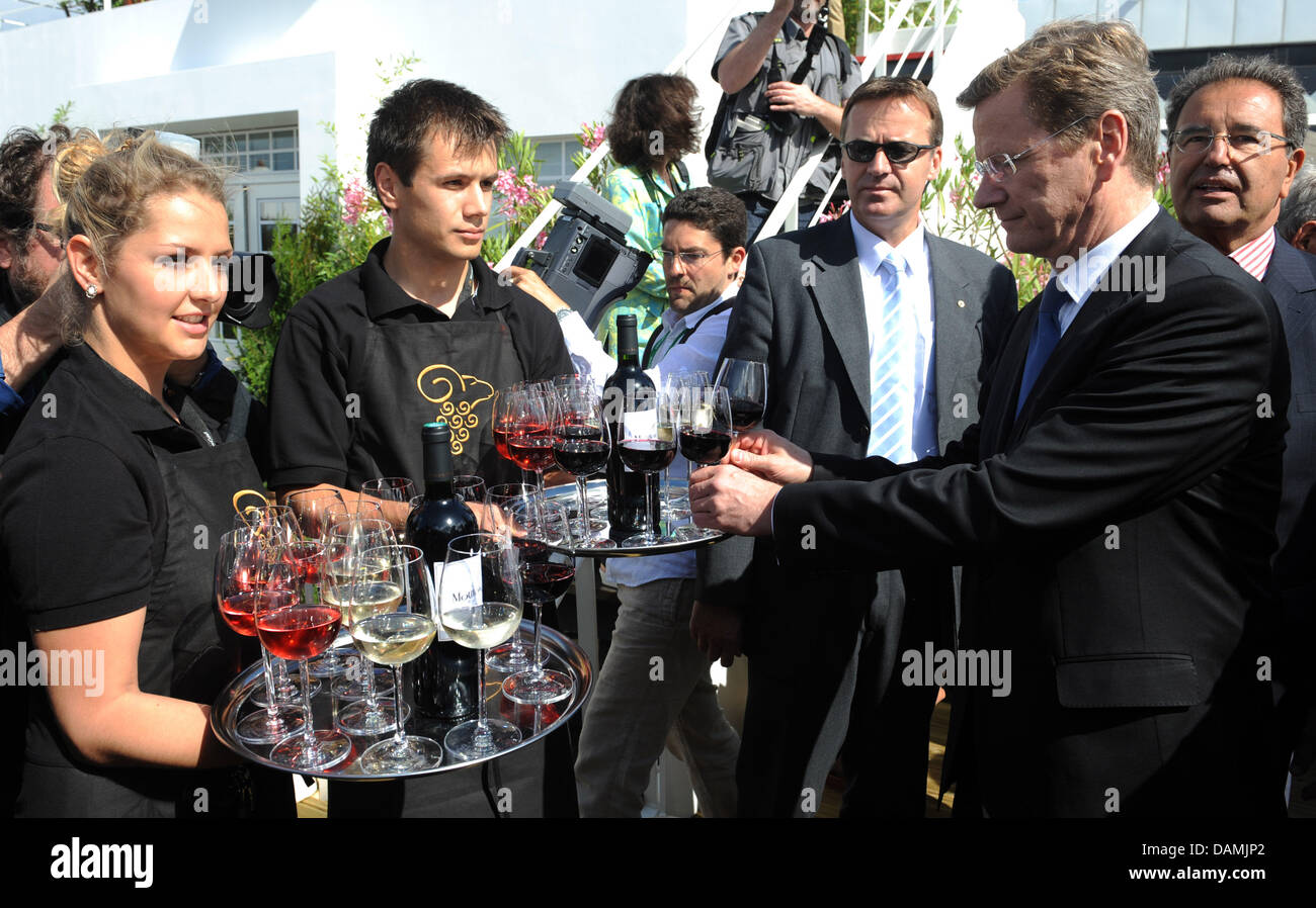 Le ministre des Affaires étrangères allemand Guido Westerwelle assiste à la plus grande foire aux vins et saveurs du vin Rothschild Vinexpo à Bordeaux, France, 19 juin 2011. Westerwelle reste en France pour une visite de deux jours et par la suite, participera à une réunion du ministre au Luxembourg. Photo : RAINER JENSEN Banque D'Images