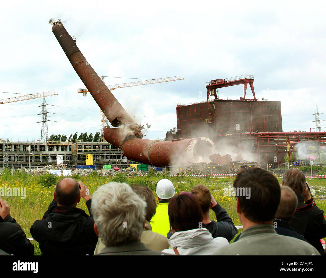 La haute cheminée de 65 mètres sur le terrain de la Zeche Zollverein est dynamité à Essen, Allemagne, 18 juin 2011. La cheminée pèse environ 8000 tonnes et a été construit en 1974-1975. Il a fallu 2,5 kg de dynamit à blast. Photo : Roland Weihrauch Banque D'Images