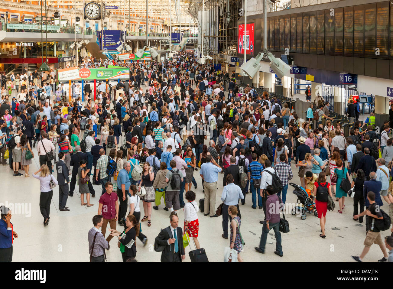 Des foules de personnes en attente d'un train à la gare de Waterloo, London, England, UK Banque D'Images