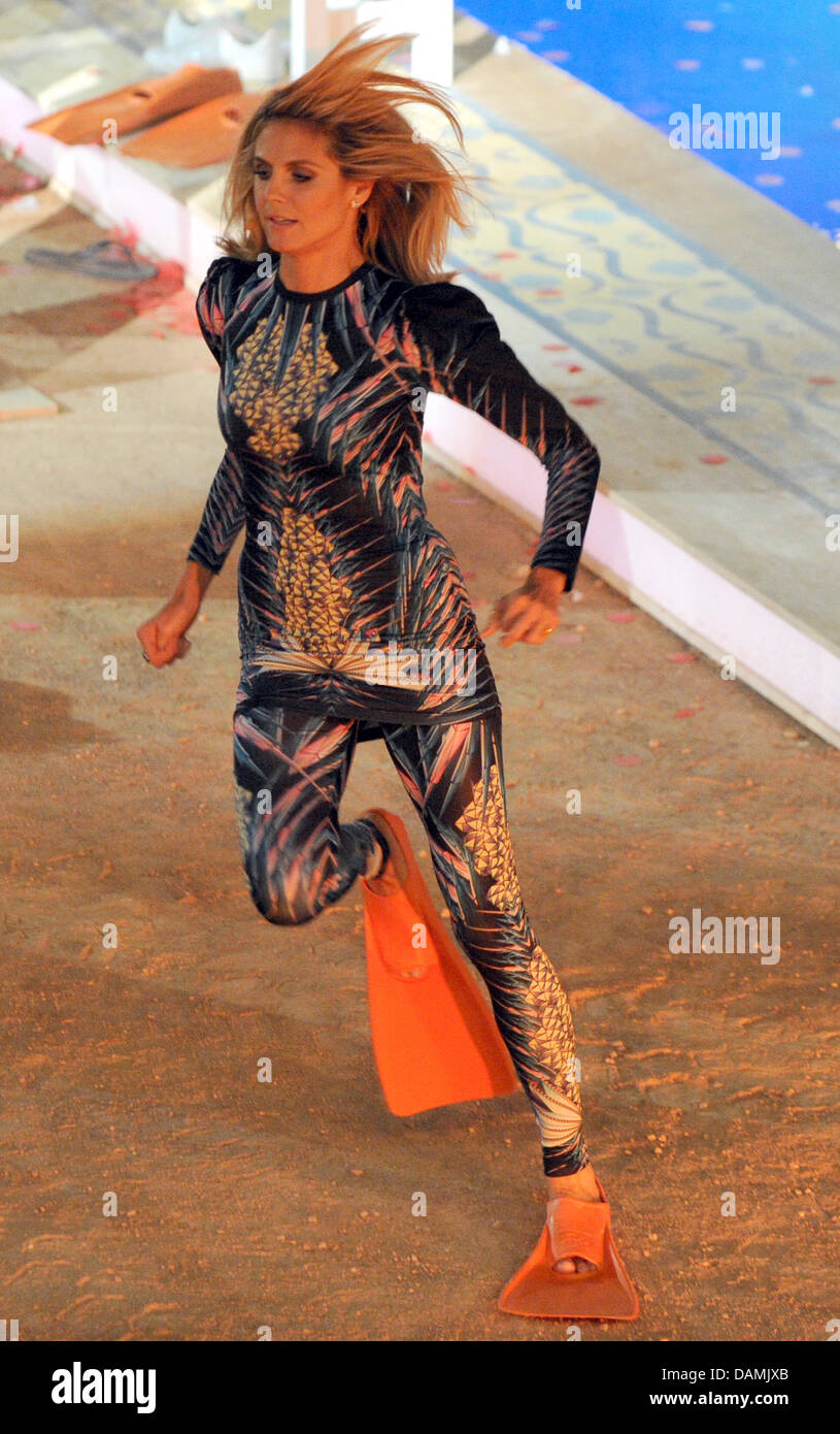 Modèle allemand Heidi Klum s'exécute en palmes à l'arène de corrida 'Coliseo Balear' sur l'île espagnole de Majorque Palma de Majorque, Espagne, 18 juin 2011. "Wetten, dass... ?" est diffusée à partir de Majorque pour la cinquième fois. Photo : Patrick Seeger Banque D'Images