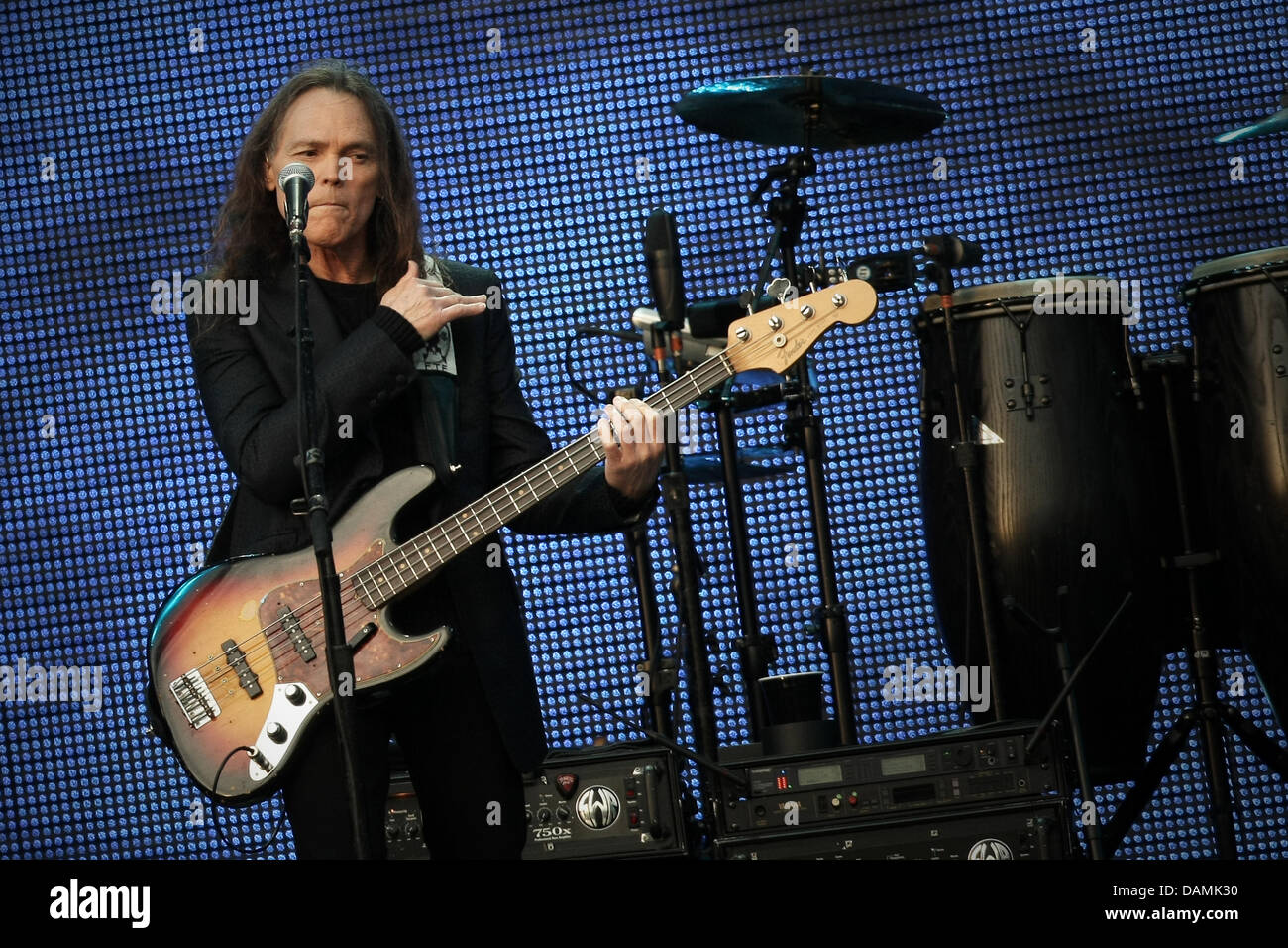Membre du groupe de Rock fhe 'blanche' Timothy B. Schmit joue sur la scène à leur premier concert de la tournée allemande à la "Bowling Green" à Wiesbaden, Allemagne, 19 juin 2011. Les aigles ont commencé leur tour sous le titre "Long Road Out of Eden'. Photo : Fredrik von Erichsen Banque D'Images