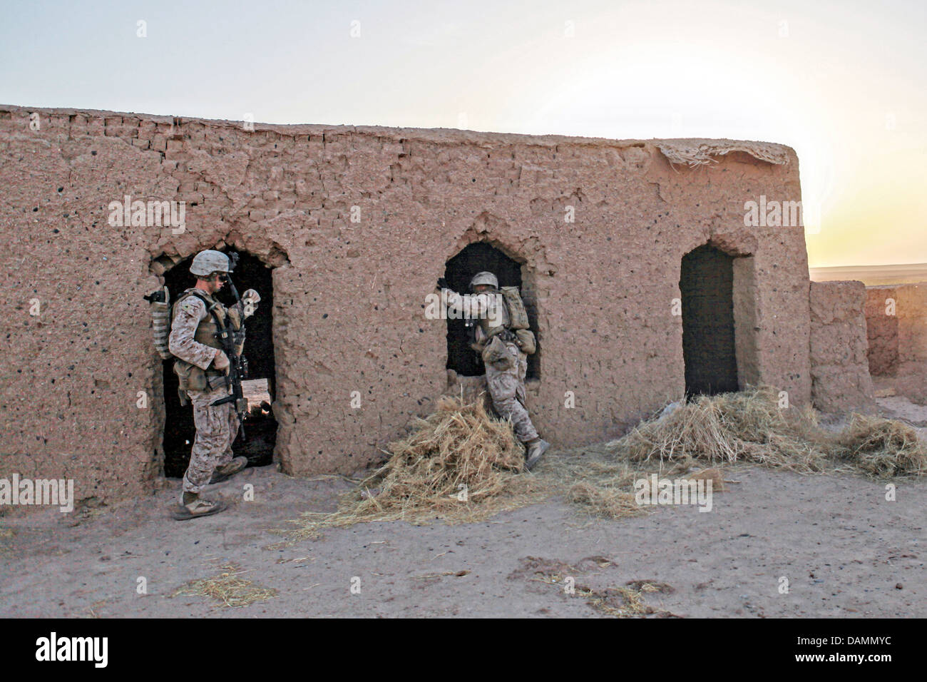 Les Marines américains recherchez une maison de terre lors d'une patrouille pour les insurgés dans les villages le 5 juillet 2013 dans la province d'Helmand, en Afghanistan. Banque D'Images