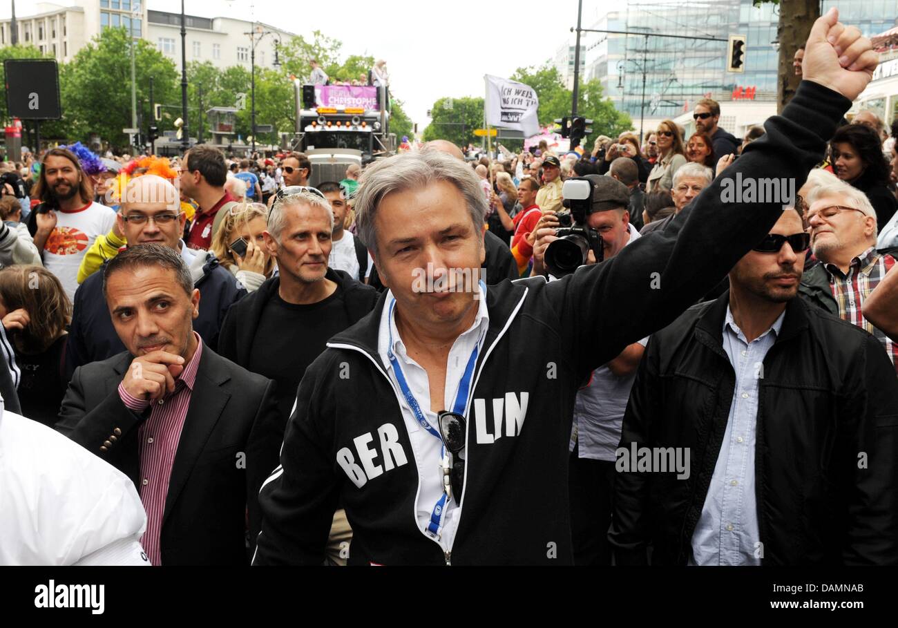 Le Maire de Berlin Klaus Wowereit (M) lève son poing au cours de la Christopher Street Day (CSD) défilé à Berlin, Allemagne, 25 juin 2011. Chaque année à la CDD, hommes et femmes homosexuels se souvenir de l'attaque brutale de la police sur les homosexuels à New York en 1969. Photo : Maurizio Gambarini Banque D'Images