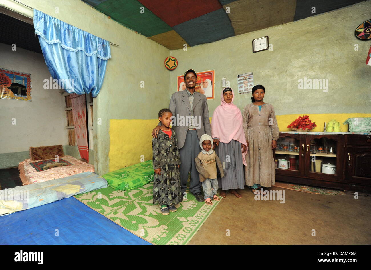 Farmer Aminad (cousu 2-R), son mari Hussein Gezaw (2-L) et de leurs enfants se tenir dans leur chambre en Illukawa dans la région de Dera, l'Éthiopie, le 25 juin 2011. La famille a bénéficié de la fondation 'Menschen für Menschen' ('Les gens pour les gens'). Après des années d'engagement la fondation 'Menschen für Menschen' ('Les gens pour les gens') a pris sa retraite de la zone du projet, car la Dera Banque D'Images