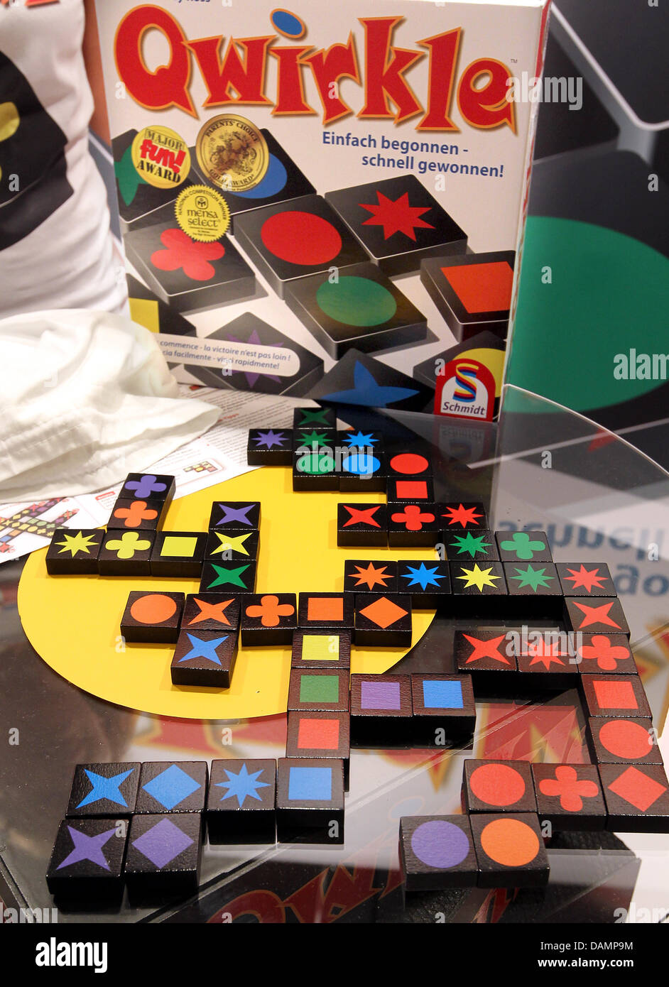 Le jeu "Qwirkle" (Éditeur Schmidt Spiele) est présenté à Berlin, Allemagne,  27 juin 2011. La combinaison jeu, créé par Susan McKinley Ross, est l'Élu  Jeu de l'année '2011'. Photo : WOLFGANG KUMM