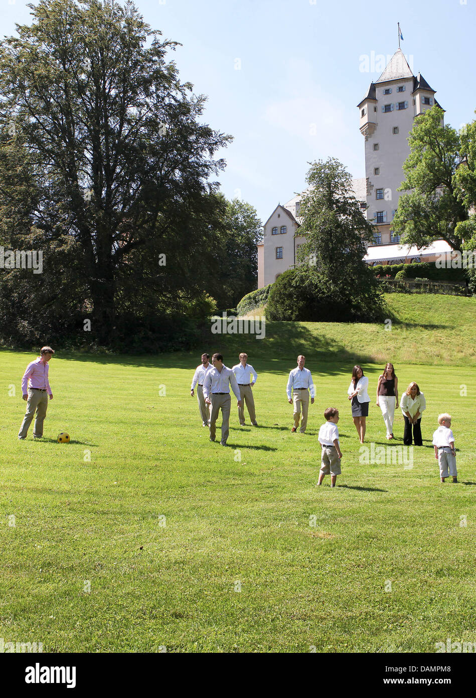 La famille grand-ducale du Luxembourg à jouer au soccer au cours d'une séance de photos au château de Berg à Colmar-Berg, 27 juin 2011. Photo : Albert Nieboer (Pays-Bas) Banque D'Images