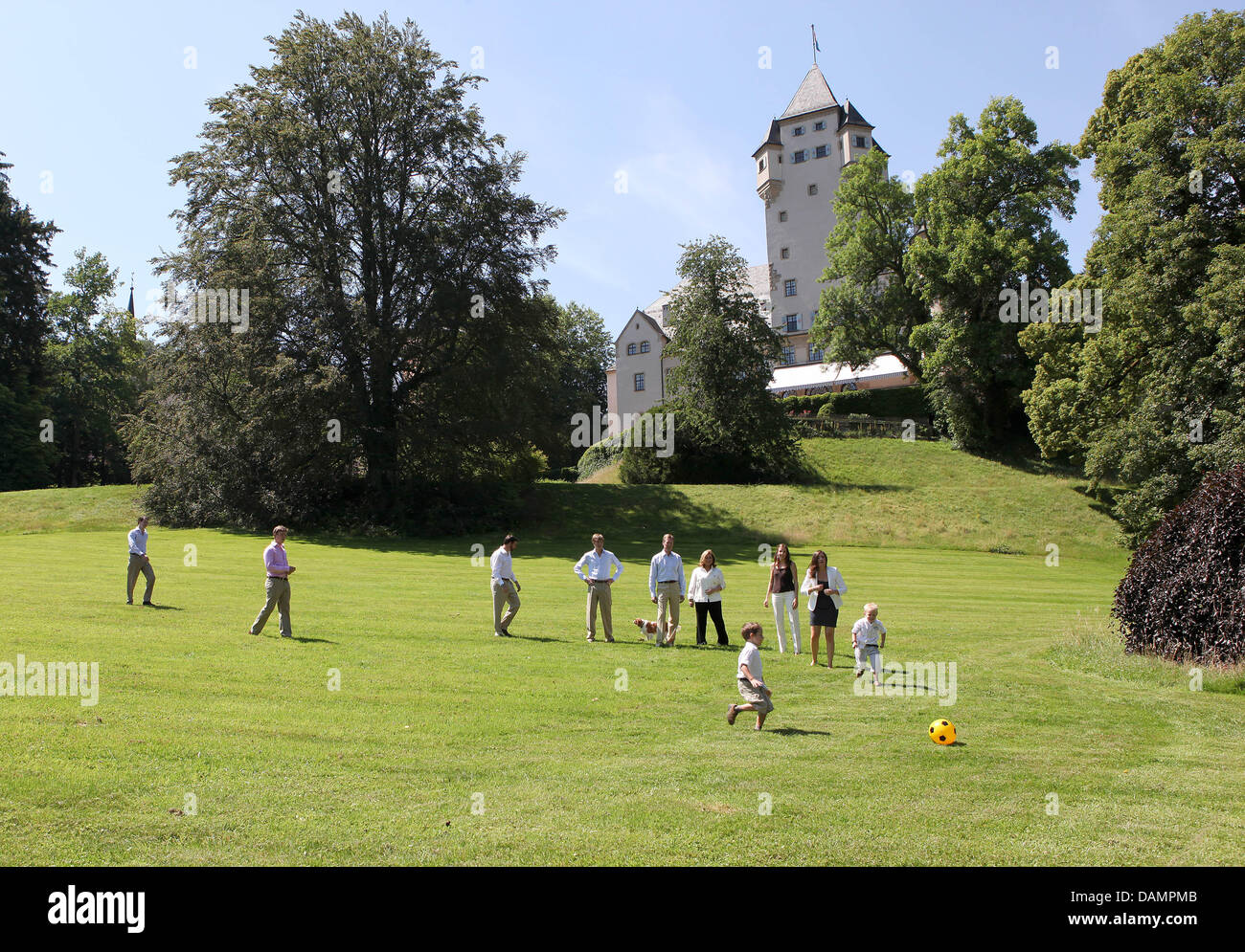 La famille grand-ducale du Luxembourg à jouer au soccer au cours d'une séance de photos au château de Berg à Colmar-Berg, 27 juin 2011. Photo : Albert Nieboer (Pays-Bas) Banque D'Images