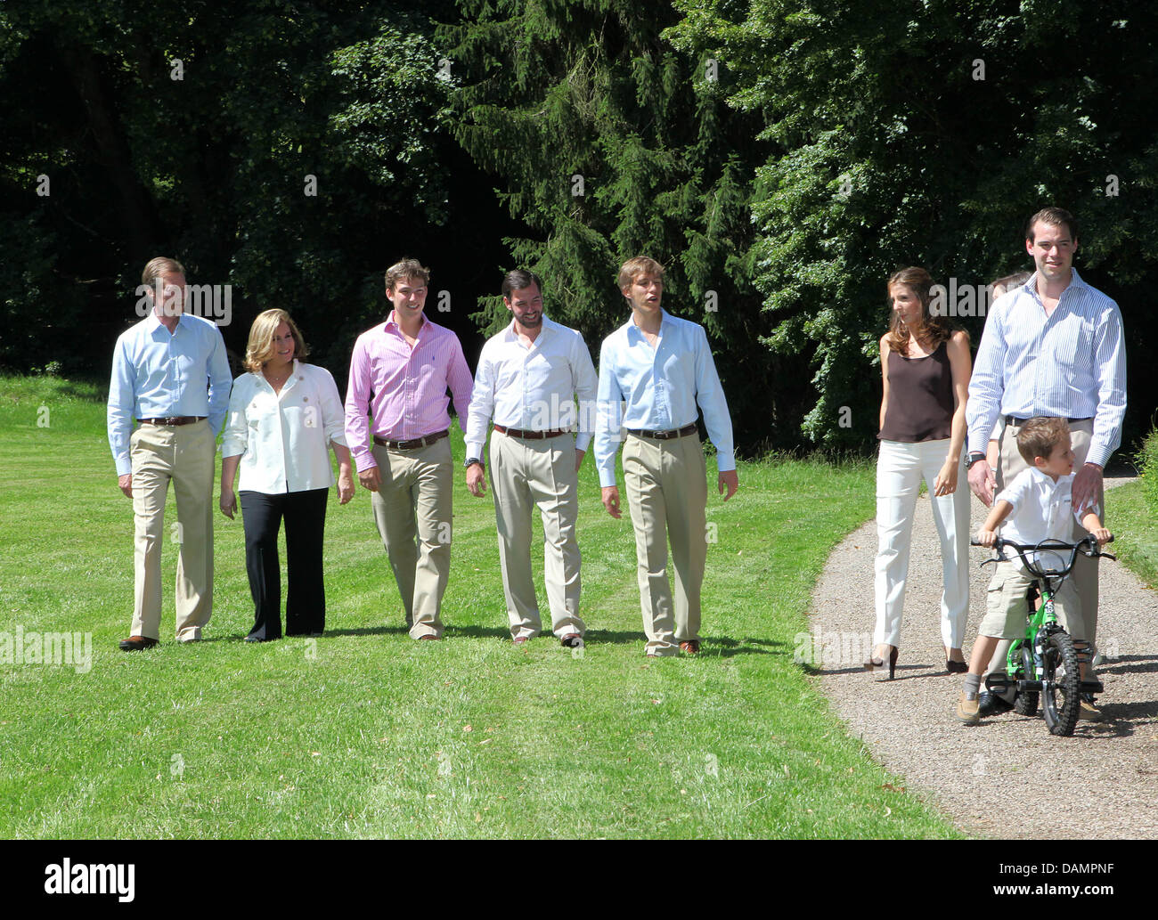 Le Grand-Duc Henri (L-R), la Grande-Duchesse Maria Teresa, le Prince Sébastien, le Prince Guillaume, Prince Louis, Princesse Tessy, Le Prince Félix et Gabriel de Luxembourg posent pour la presse au château de Berg à Colmar-Berg, Luxembourg, le 27 juin 2011. Photo : Albert Nieboer (Pays-Bas) Banque D'Images