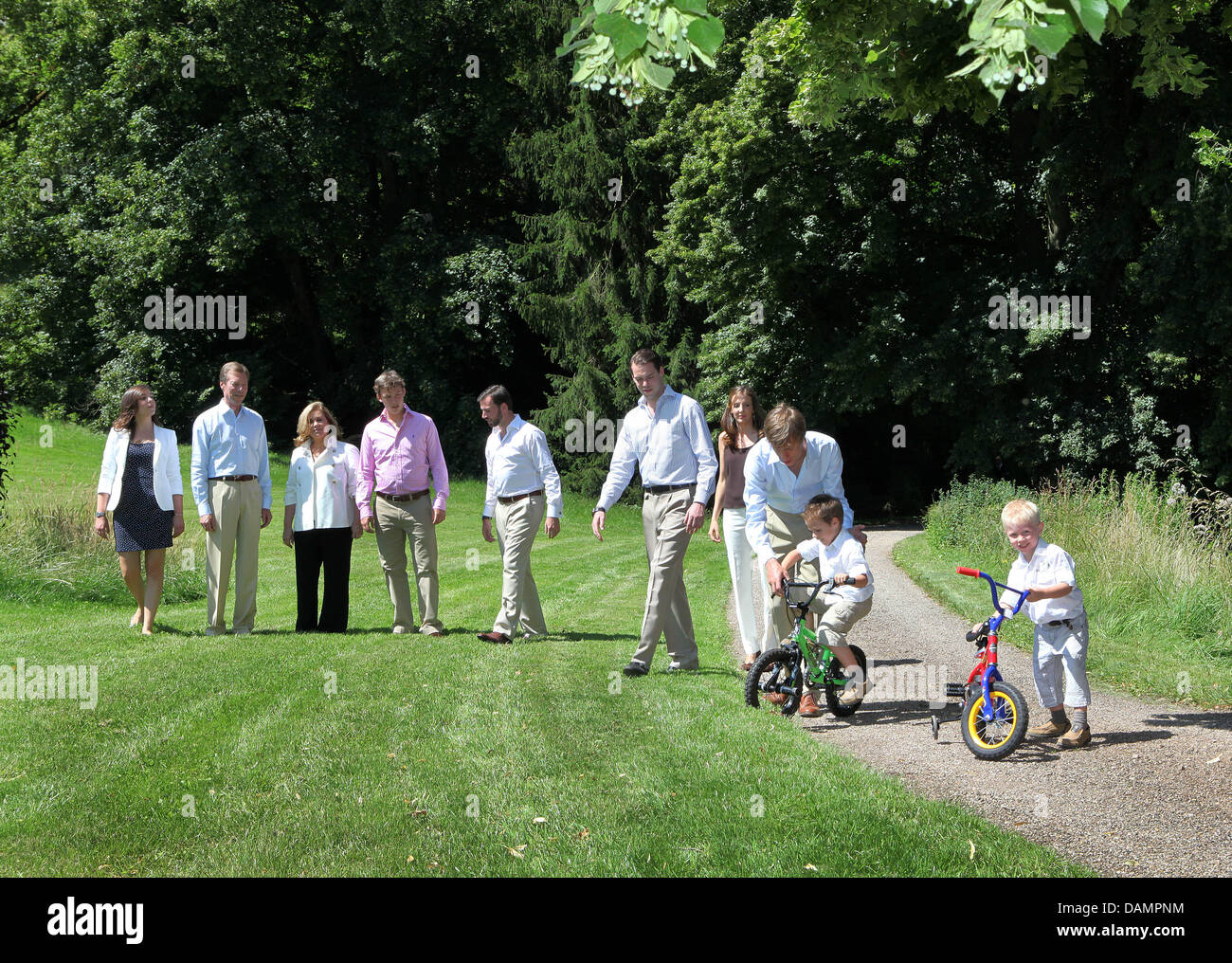 La princesse Alexandra (L-R), le Grand-Duc Henri, la Grande-Duchesse Maria Teresa, le Prince Sébastien, le Prince Guillaume, Prince Louis, Princesse Tessy, Le Prince Félix, Gabriel et Noah de Luxembourg posent pour la presse au château de Berg à Colmar-Berg, Luxembourg, le 27 juin 2011. Photo : Albert Nieboer (Pays-Bas) Banque D'Images