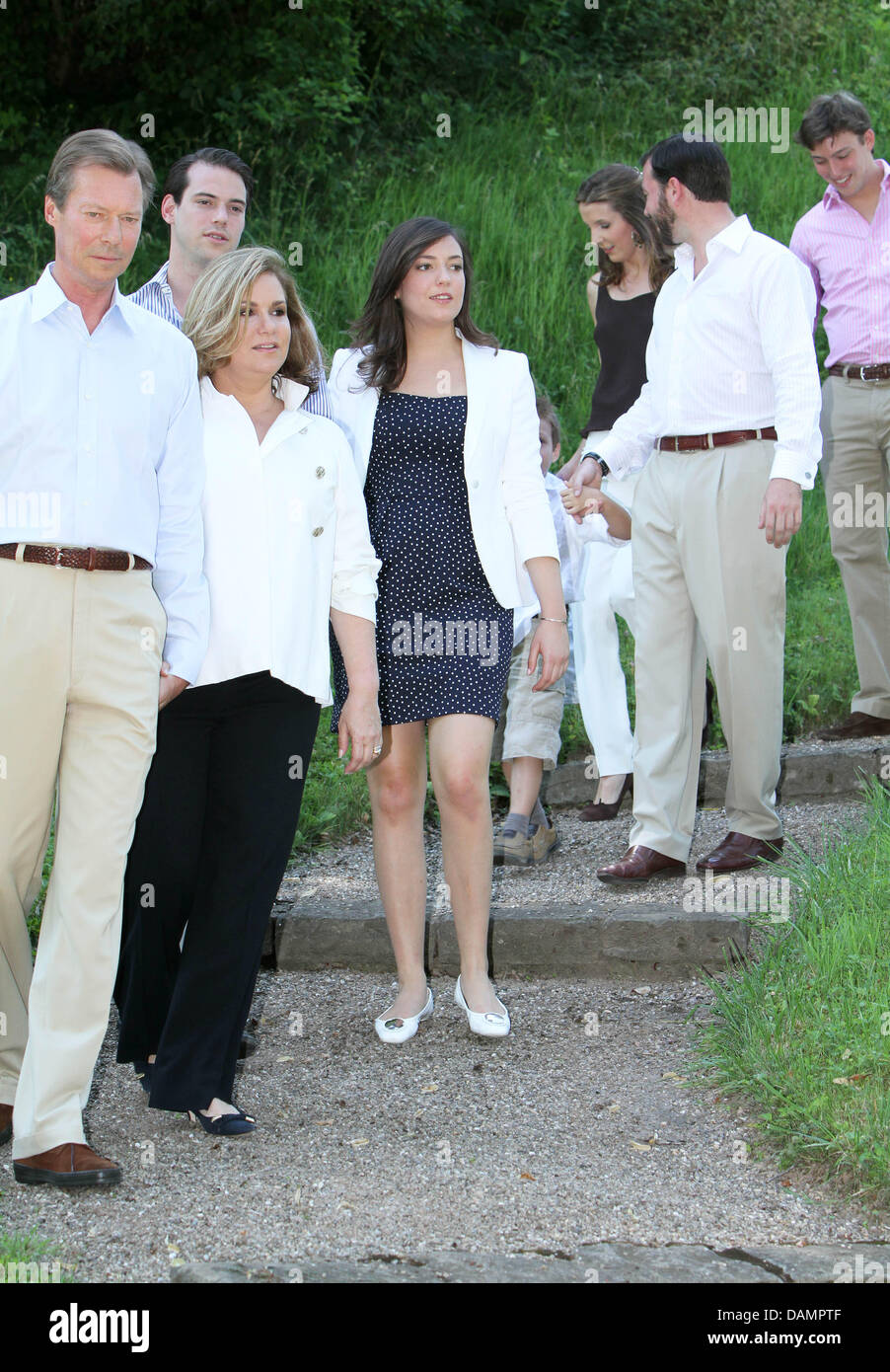 Le Grand-Duc Henri (L-R), le Prince Félix, la Grande-Duchesse Maria Teresa, la Princesse Alexandra, la Princesse Tessy, le Prince Guillaume et le Prince Sébastien de Luxembourg pose pour les médias au château de Berg à Colmar-Berg, 27 juin 2011. Photo : Albert Nieboer Pays-bas OUT Banque D'Images