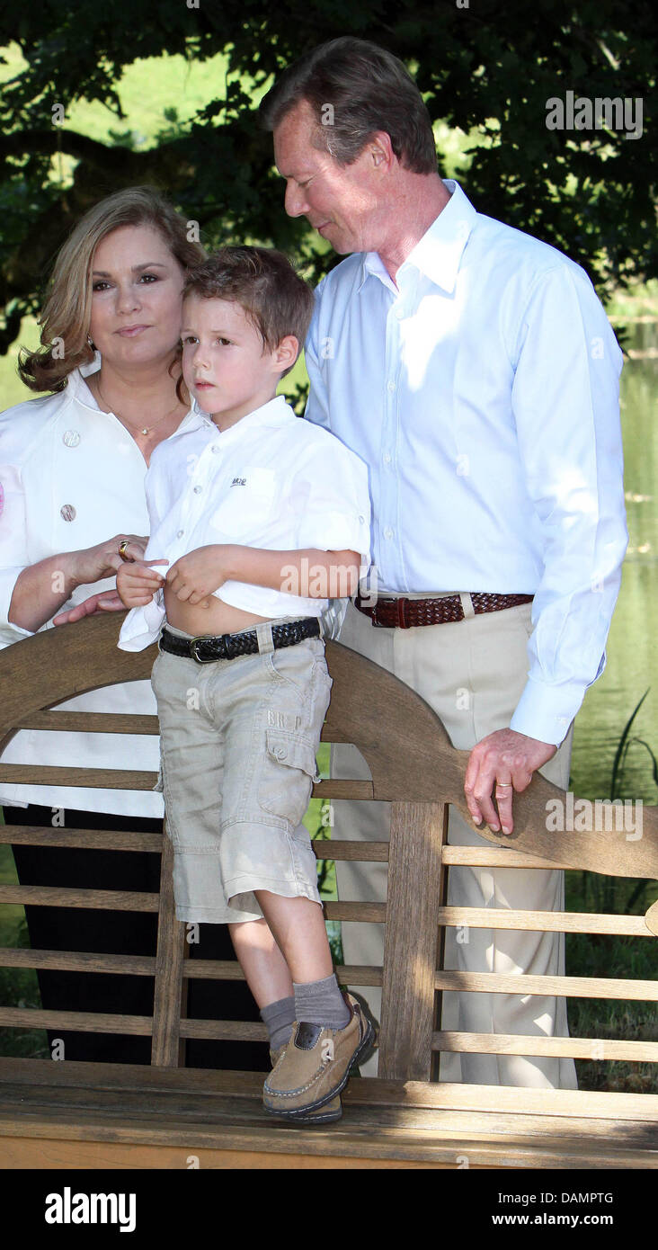 La grande-duchesse Maria Teresa, petit-fils Gabriel, Prince Guillaume (caché) et Grand-duc Henri de Luxembourg pose pour les médias au château de Berg à Colmar-Berg, 27 juin 2011. Photo : Albert Nieboer Pays-bas OUT Banque D'Images