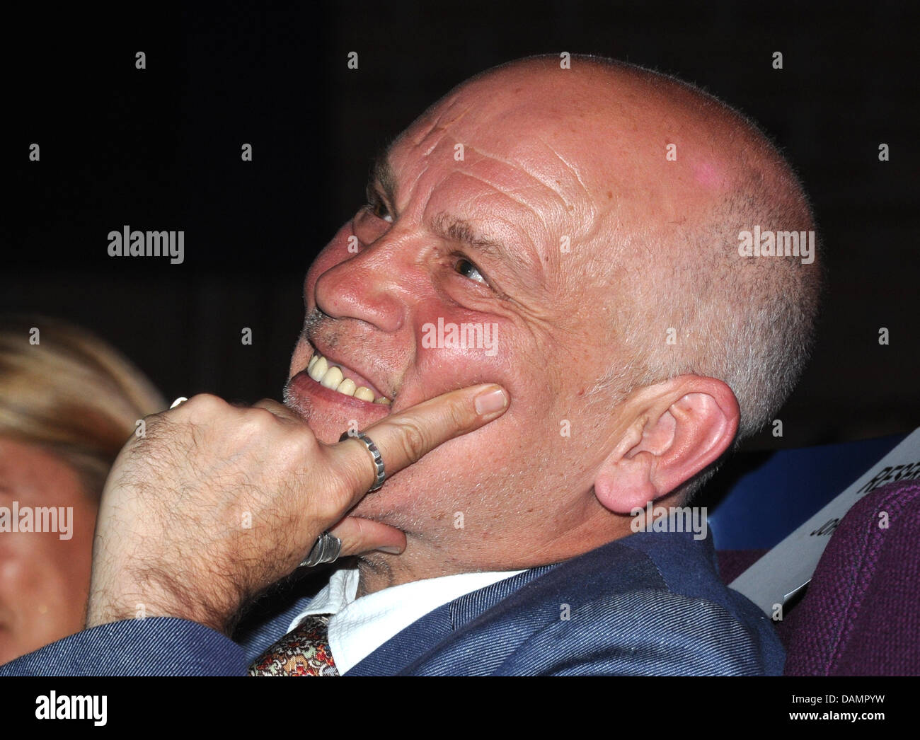 L'acteur américain John Malkovich attend le début de l'CineMerit Award 2011 lors de Festival du Film de Munich à Munich, Allemagne, 27 juin 2011. Le prix est attribué à une personne célèbre du film et l'industrie cinématographique pour la 15e fois. Photo : Volker Dornberger Banque D'Images