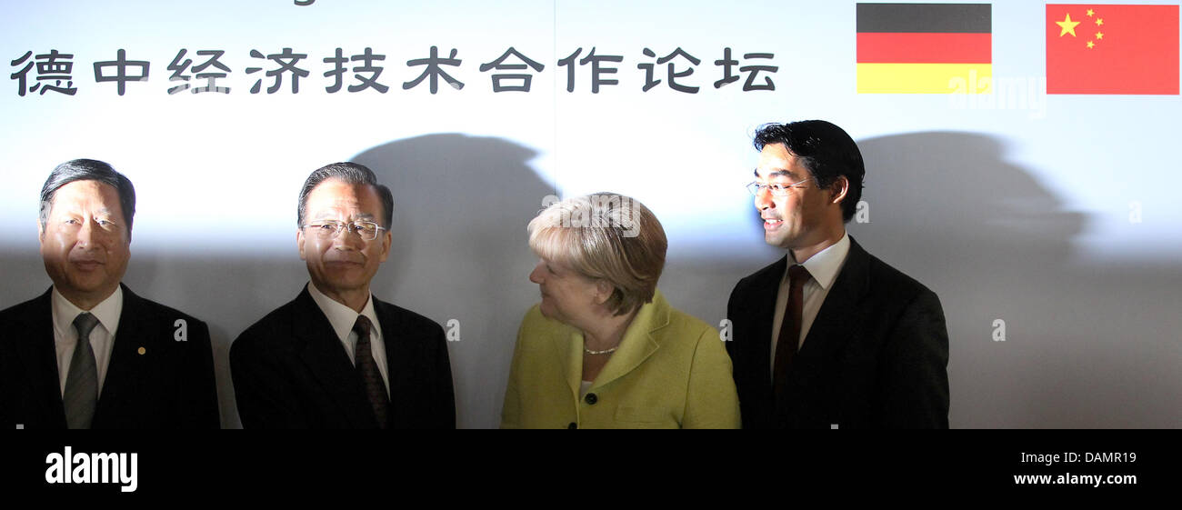 Le ministre allemand de l'économie Philipp Roesler (r-l) et la Chancelière allemande, Angela Merkel, recevoir le Premier ministre chinois Wen Jiabao et le ministre chinois des affaires économiques Ping à un hôtel à Berlin, Allemagne, 28 juin 2011. Les politiciens participera au premier allemand et chinois consultations gouvernementales et à la 6ème Séminaire du forum allemand et chinois Banque D'Images