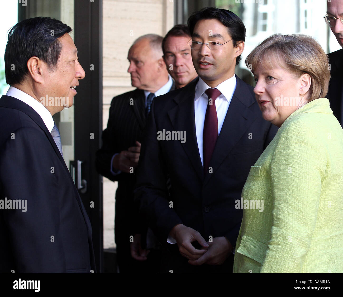 Le ministre allemand de l'économie Philipp Roesler (m) et la Chancelière allemande Angela Merkel (r) recevoir le ministre de l'économie chinoise Zhang Ping à un hôtel à Berlin, Allemagne, 28 juin 2011. Les politiciens participera au premier allemand et chinois consultations gouvernementales et à la 6ème séminaire de l'allemand et chinois forum pour la coopération économique et technologique- Banque D'Images