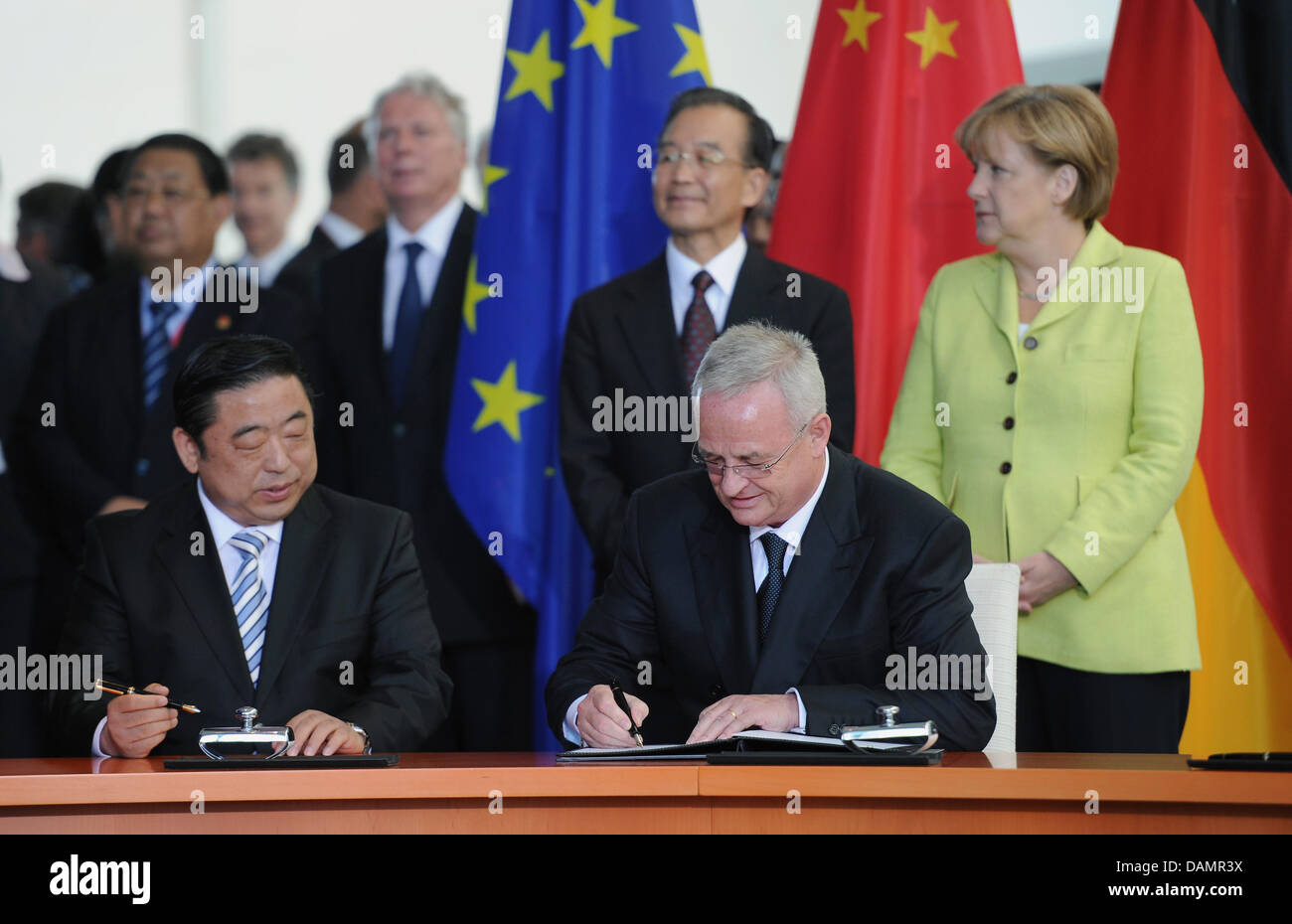 Volkswagen (VW) PDG Martin Winterkorn (PROCHE DE R) et Shanghai Automotive Industry Corporation (SAIC), PRÉSIDENT-DIRECTEUR GÉNÉRAL Hu Maoyuan (L), avant de signer un contrat-cadre pour les investissements à la Chancellerie fédérale à Berlin, Allemagne, 28 juin 2011. La Chine Le Premier ministre Wen Jiabao (retour 2e à R) et la Chancelière allemande Angela Merkel (R) se tenir à l'arrière. Ils se rencontrent pour la consultation du gouvernement sino-allemande Banque D'Images