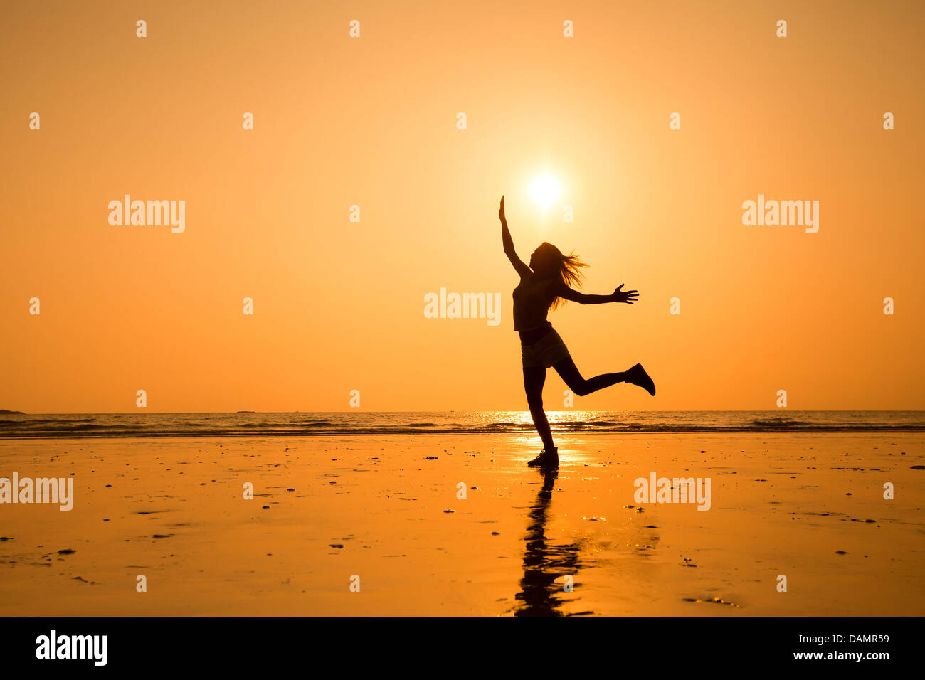 Abstract silhouette de jeune fille, l'espérance de vie en saut Banque D'Images