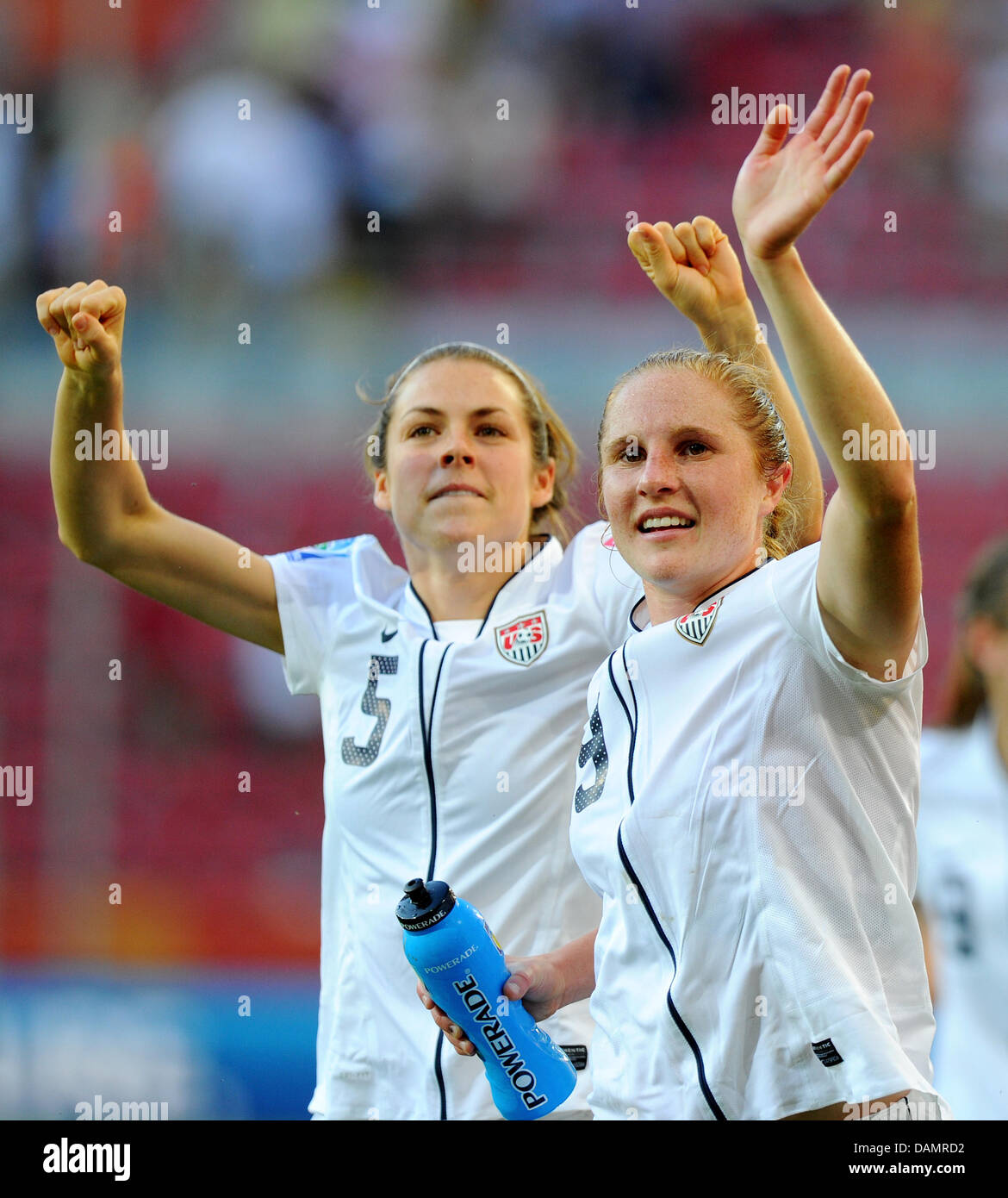 Rachel Buehler (R) célèbre avec nous-coéquipier Kelley O'Hara après le groupe C match USA contre la Corée du Nord de Coupe du Monde de Football Coupe du tournoi au stade Rudolf Harbig à Dresde, Allemagne, 28 juin 2011. Foto : Thomas Eisenhuth lsn/dpa  + + +(c) afp - Bildfunk + + + Banque D'Images