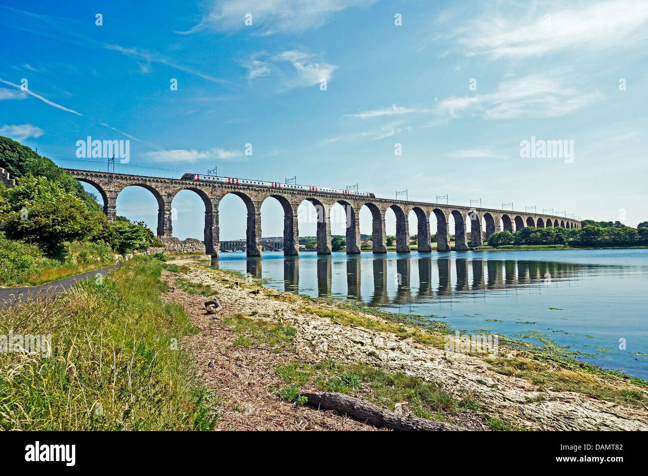 Le pont frontière Royale à Berwick-upon-Tweed Angleterre avec Cross Country Voyager train qui roule vers Edinburgh Banque D'Images