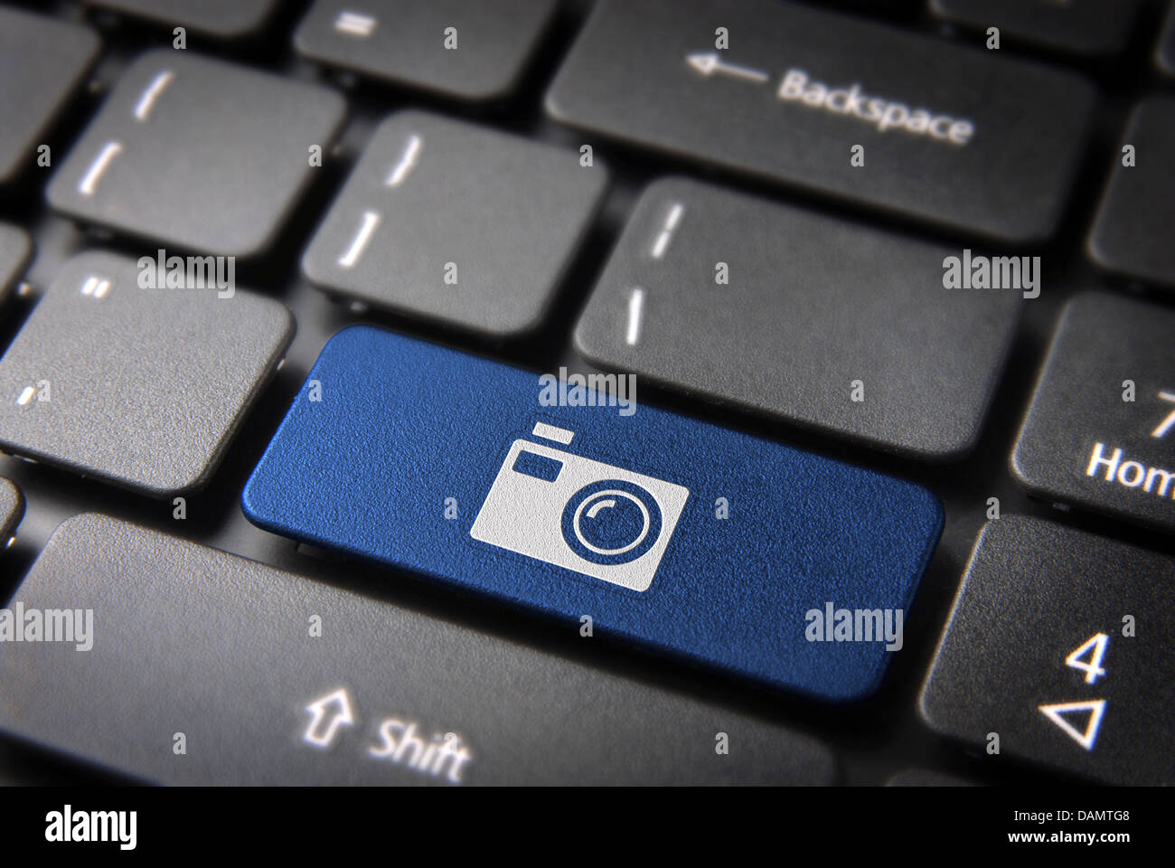 Touche de divertissement avec l'appareil photo sur l'icône de clavier d'ordinateur portable. Inclus chemin de détourage, de sorte que vous pouvez facilement le modifier. Banque D'Images
