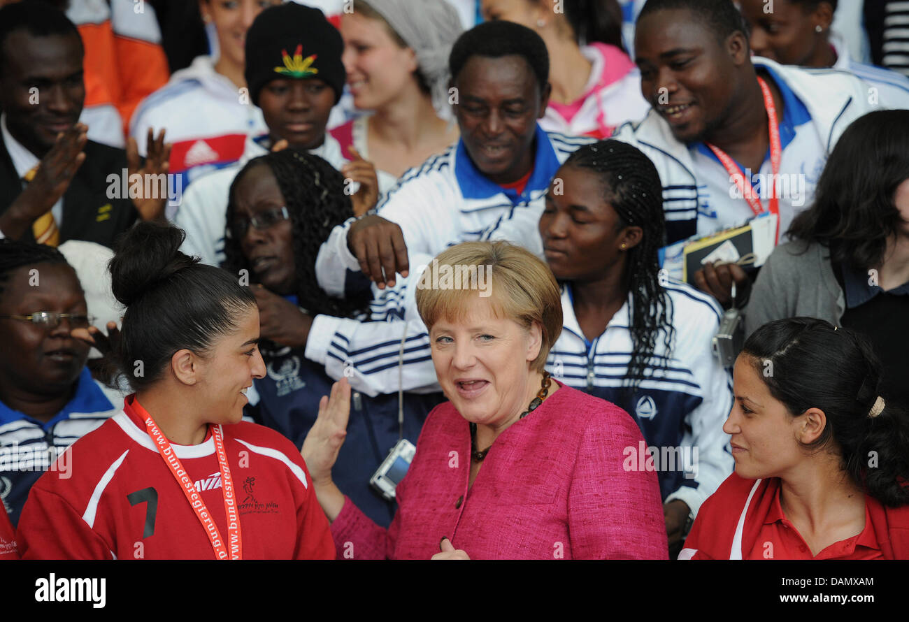 La chancelière Angela Merkel se tient entre les botteurs du projet "découvrir le football' à Berlin, Allemagne, 01 juillet 2011. Dans le cadre du projet des équipes internationales s'affronteront lors d'un festival de soccer à Berlin. Photo : Hannibal Banque D'Images